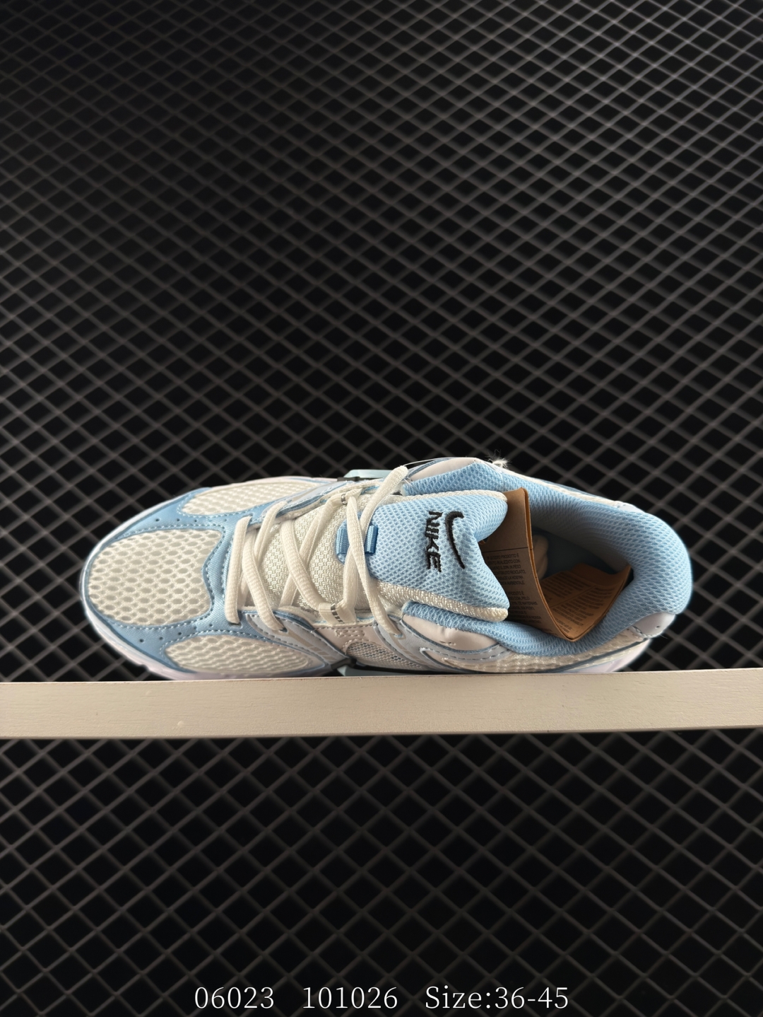 💰230
耐克NIKE V5 RNR 舒适百搭防滑耐磨低帮跑步鞋 舒适有型适合日常穿着 该鞋款延续千禧年经典设计搭载泡绵中底 厚实而轻盈匠心细节巧搭立体耐克勾标志焕新演绎复古跑鞋 鞋款从千禧年美学汲取灵感 混搭多种材质突显层次感立体感和传统跑步风范
货号：IF2330 001
尺码：36-45  
编码：101026