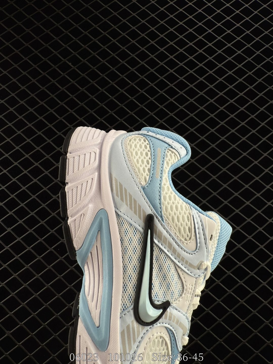 💰230
耐克NIKE V5 RNR 舒适百搭防滑耐磨低帮跑步鞋 舒适有型适合日常穿着 该鞋款延续千禧年经典设计搭载泡绵中底 厚实而轻盈匠心细节巧搭立体耐克勾标志焕新演绎复古跑鞋 鞋款从千禧年美学汲取灵感 混搭多种材质突显层次感立体感和传统跑步风范
货号：IF2330 001
尺码：36-45  
编码：101026
