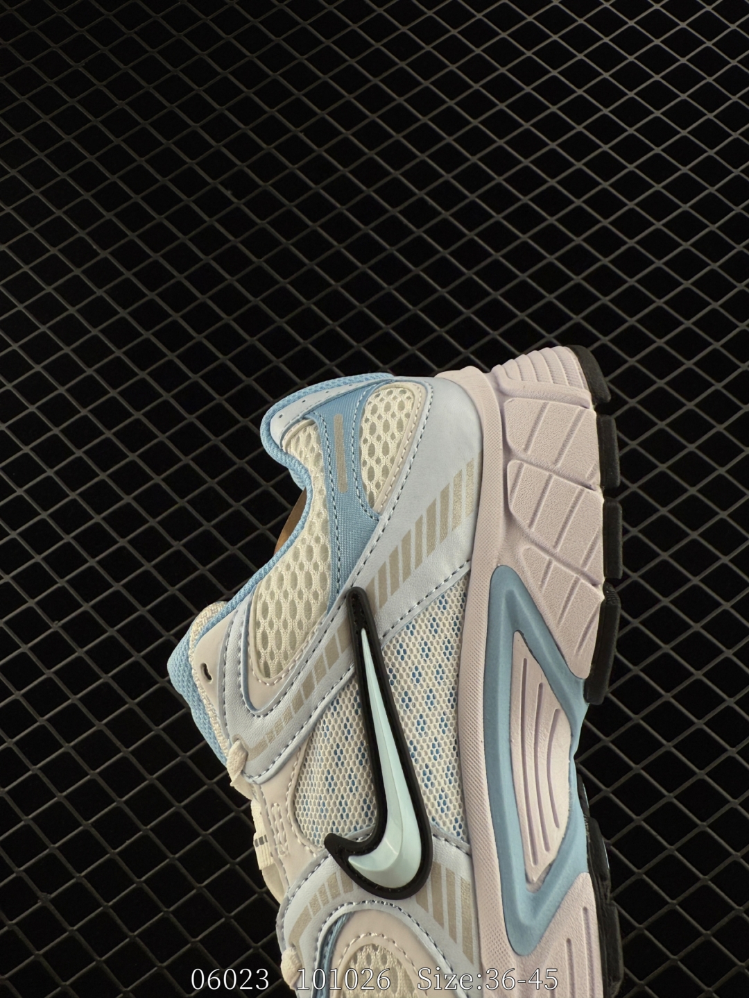 💰230
耐克NIKE V5 RNR 舒适百搭防滑耐磨低帮跑步鞋 舒适有型适合日常穿着 该鞋款延续千禧年经典设计搭载泡绵中底 厚实而轻盈匠心细节巧搭立体耐克勾标志焕新演绎复古跑鞋 鞋款从千禧年美学汲取灵感 混搭多种材质突显层次感立体感和传统跑步风范
货号：IF2330 001
尺码：36-45  
编码：101026
