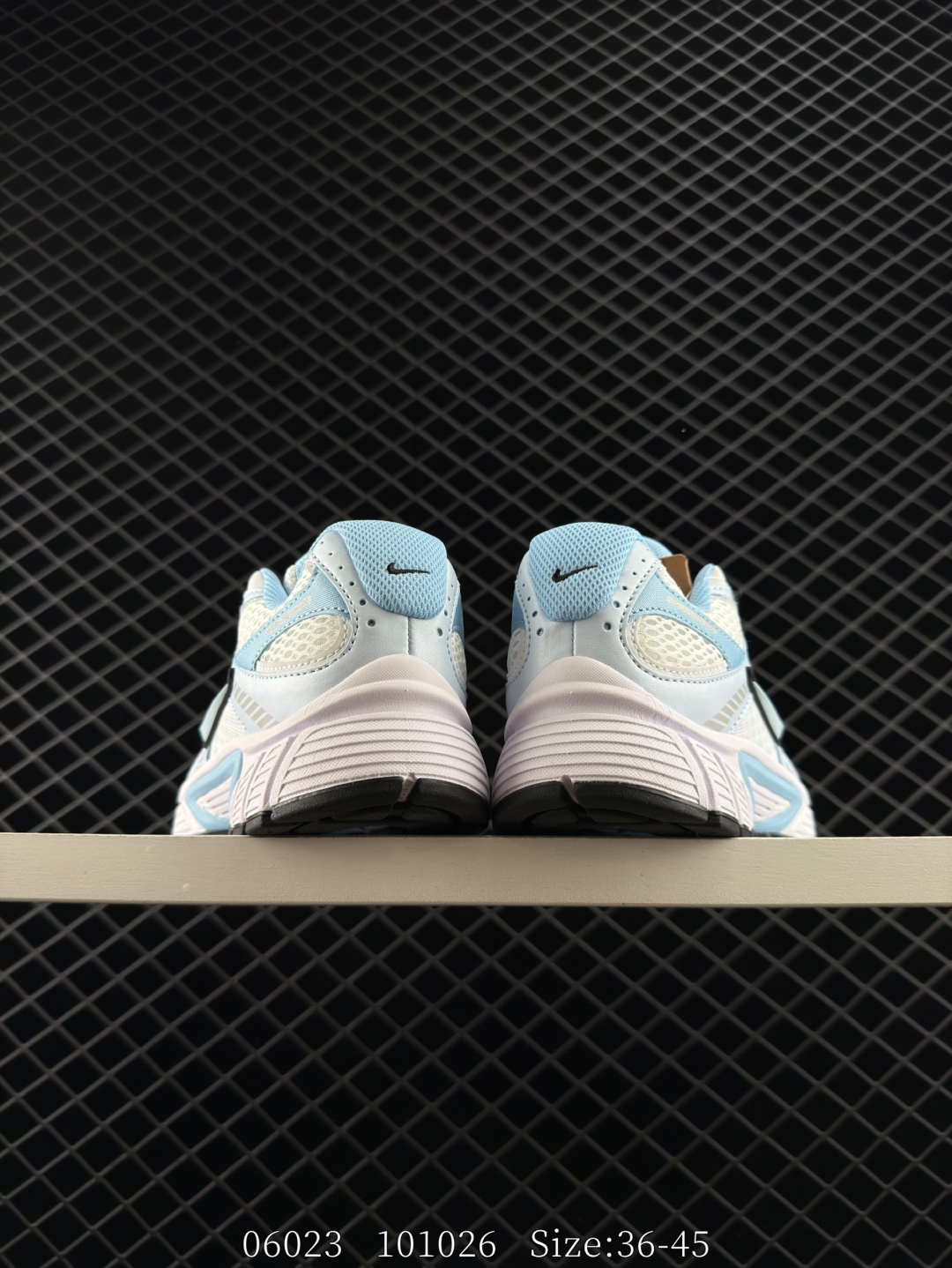 💰230
耐克NIKE V5 RNR 舒适百搭防滑耐磨低帮跑步鞋 舒适有型适合日常穿着 该鞋款延续千禧年经典设计搭载泡绵中底 厚实而轻盈匠心细节巧搭立体耐克勾标志焕新演绎复古跑鞋 鞋款从千禧年美学汲取灵感 混搭多种材质突显层次感立体感和传统跑步风范
货号：IF2330 001
尺码：36-45  
编码：101026