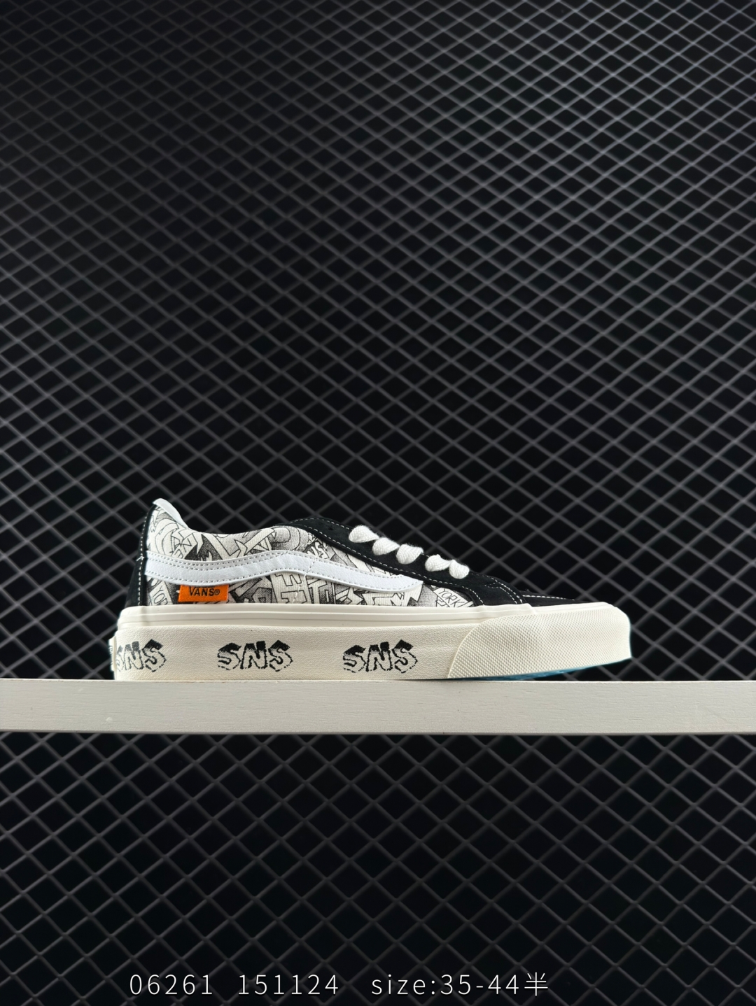 💰240 万斯 VANS 范斯 SK8-LOW 经典款 低帮 黑白 休闲板鞋帆布鞋 VN0A4UUK6BT 工艺:硫化1:1(重量1:1、真标、原钢印、材质标、鞋型标、合格证) 颜色vans低帮sk8余文乐印花 货号:MZHJ 尺码:35 36 36.5 37 38 38.5 39 40 40.5 41 42 42.5 43 44 编码151124 Size:35~44硫化半