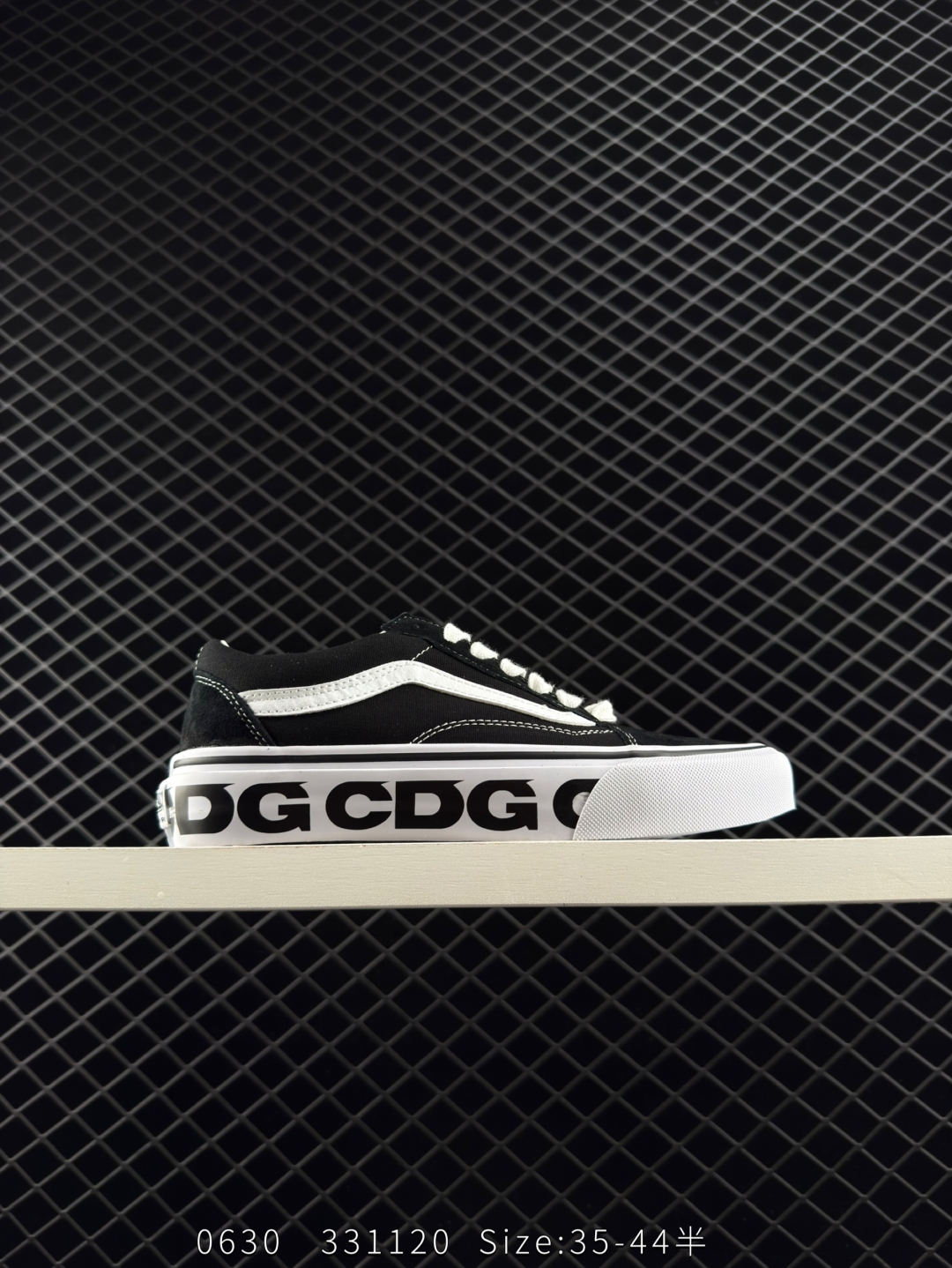 💰220
小红书爆款 正确版出货‼️
Comme des Garcons x Vans Slip-On
CDG 川久保玲万斯联名限定 高端支线
满印涂鸦 低帮休闲帆布鞋
原鞋开发 EVB钢印 双尾布尾条 白色大底 不喜欢系带的朋友别错过!
尺码:35 36 36.5 37 38 38.5 39 40.5 41 42 42.5 43 44
编码:331120