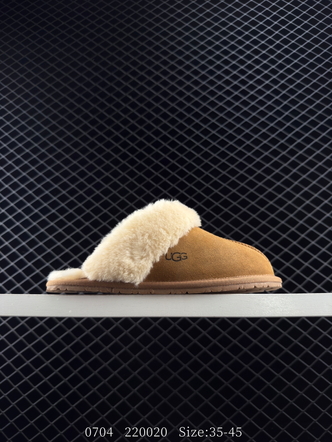 💰198
UGG Scuffette II 绒面 时尚凉拖 男女款 棕色
货号：W/1106872
尺码：35-45
编码：220020