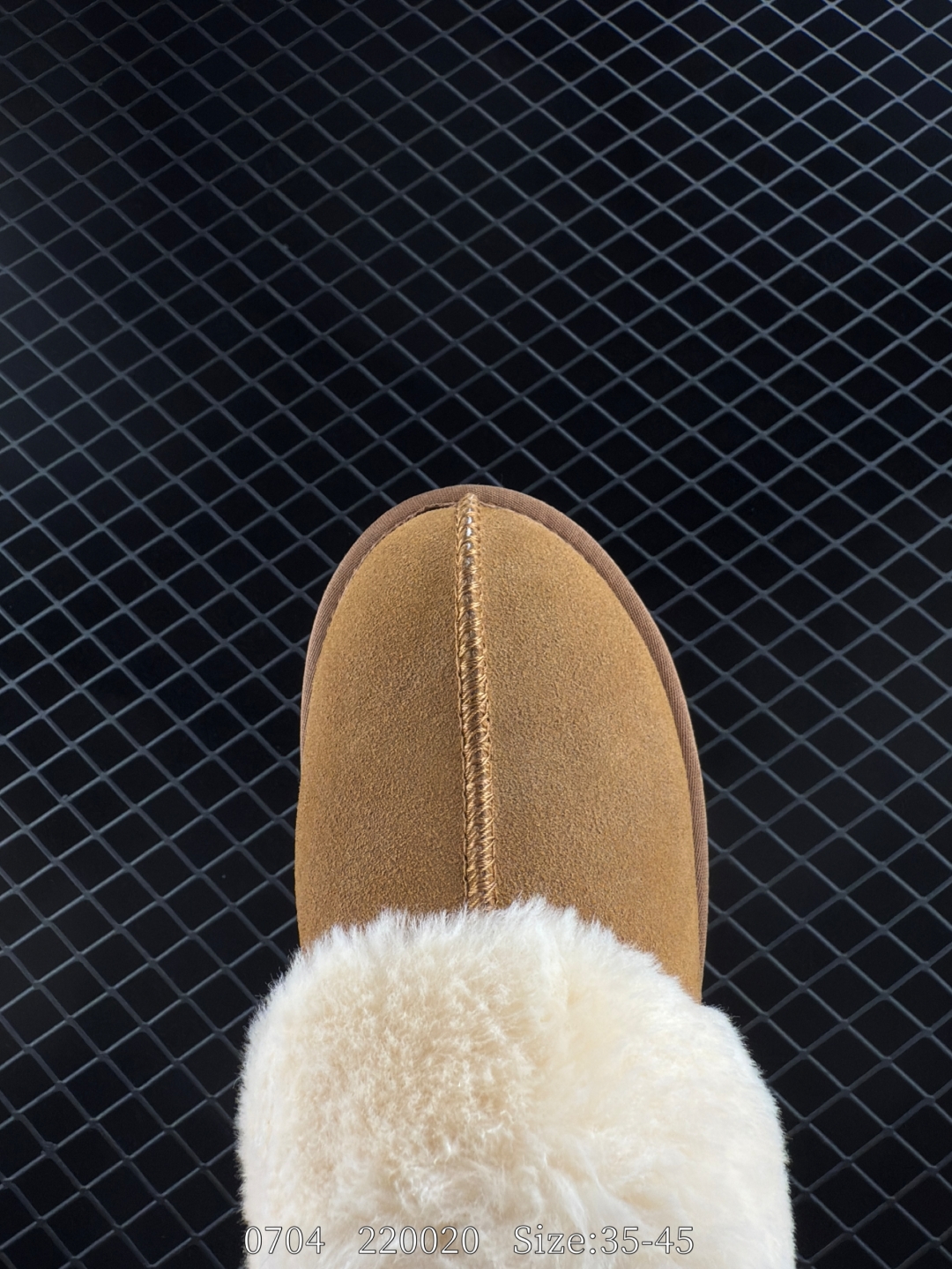 💰198
UGG Scuffette II 绒面 时尚凉拖 男女款 棕色
货号：W/1106872
尺码：35-45
编码：220020
