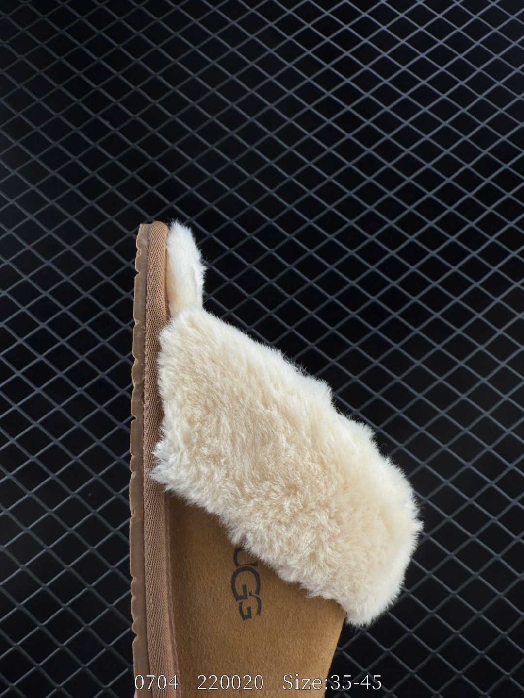 💰198
UGG Scuffette II 绒面 时尚凉拖 男女款 棕色
货号：W/1106872
尺码：35-45
编码：220020