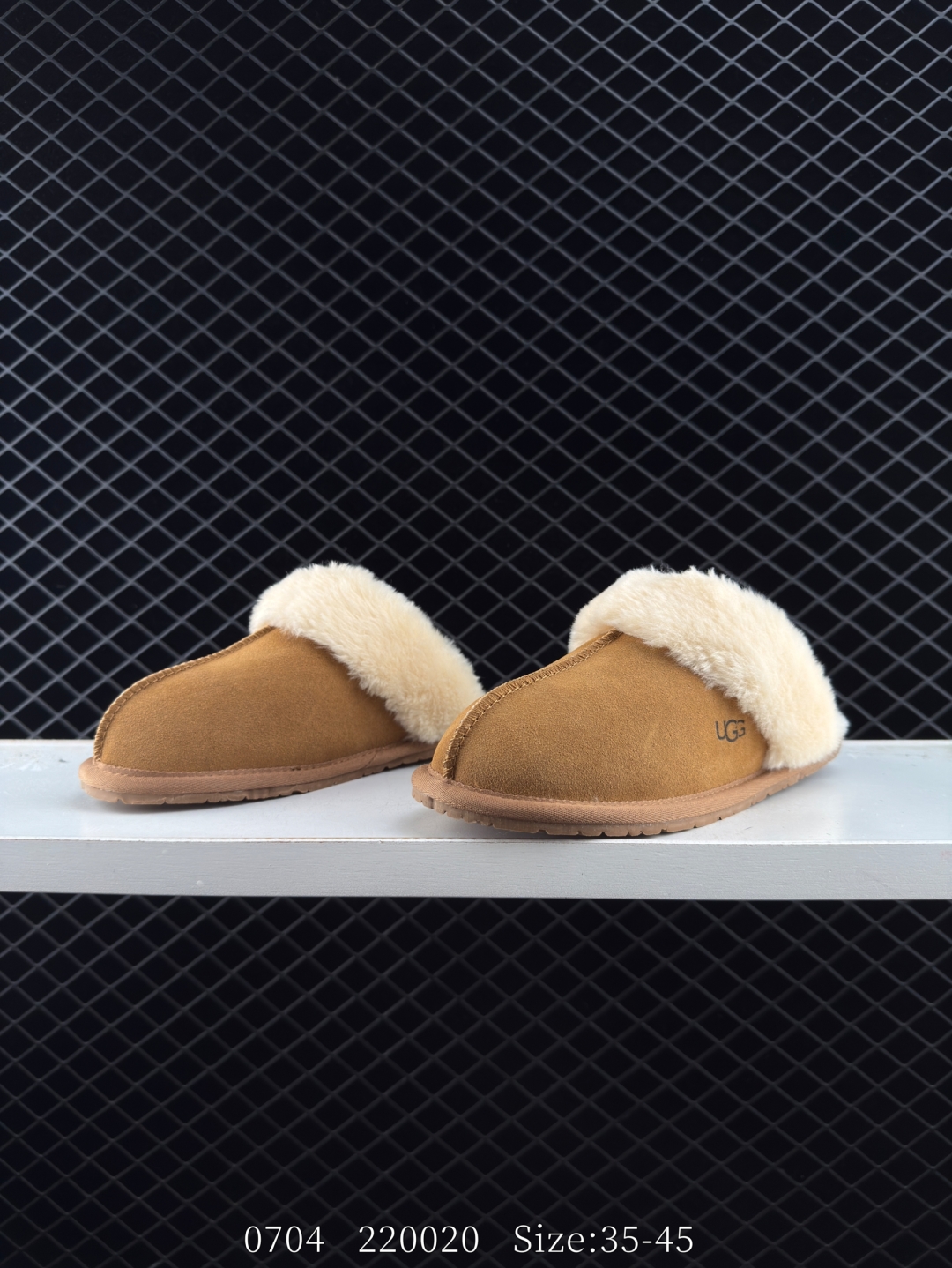💰198
UGG Scuffette II 绒面 时尚凉拖 男女款 棕色
货号：W/1106872
尺码：35-45
编码：220020