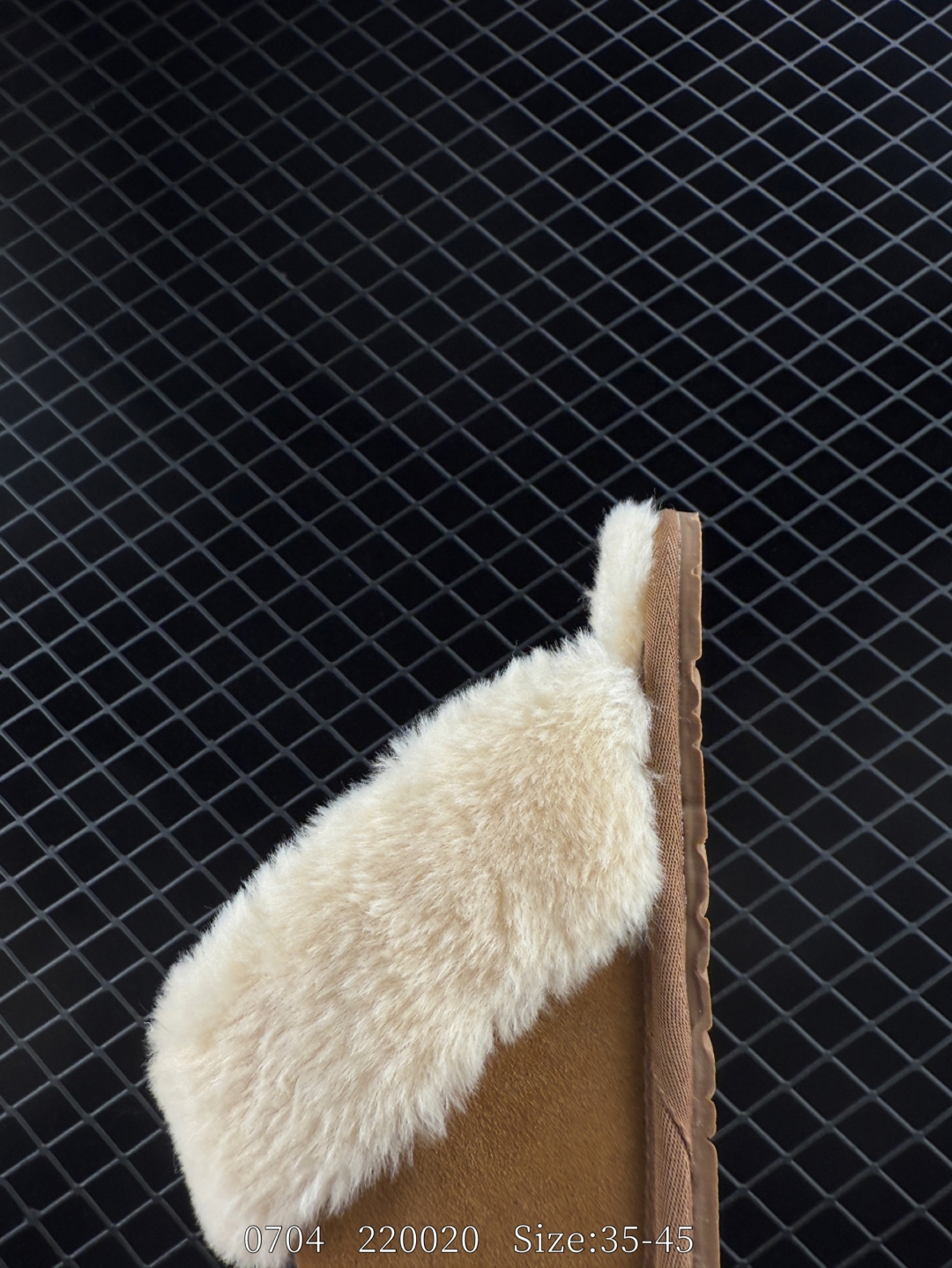 💰198
UGG Scuffette II 绒面 时尚凉拖 男女款 棕色
货号：W/1106872
尺码：35-45
编码：220020