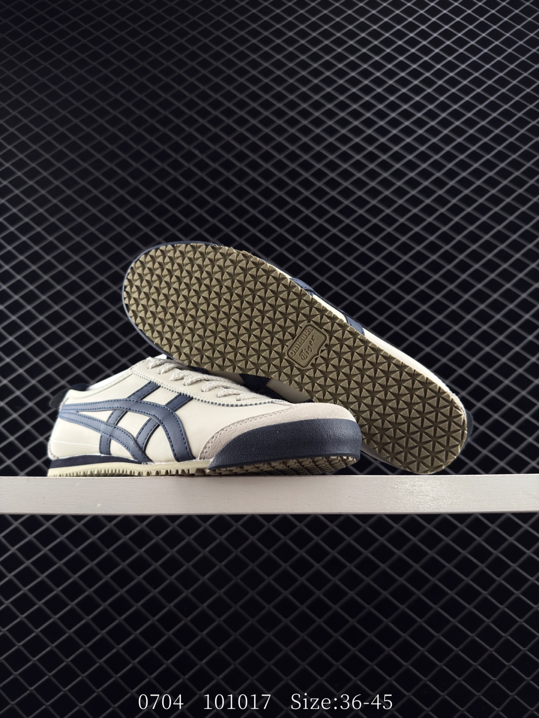 💰198
✅Onitsuka Tiger NIPPON MADE 鬼冢虎手工鞋系列 最高版本MEXICO 66 DELUXE メキシコ 66 デラックス独家！同步官方，手工鞋新款三联吊牌！系带/免系带两用穿法！高密度双层组合中底板，根据楦头形状预定型，完美贴合脚弓！高弹性EVA成型鞋垫，支撑性能强，可以缓冲双足压力，减轻疲劳！
货号：DL408-1659
Size：36-45
编码：101017