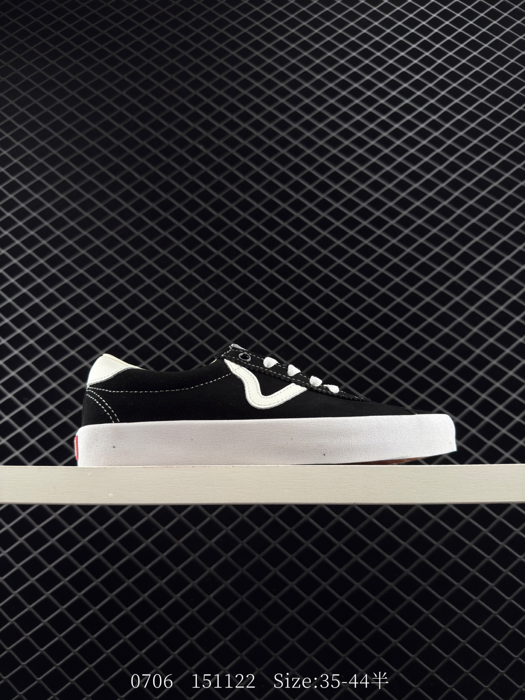 💰230
VANS/万斯 范斯Vans Sport low运动系列复古低帮硫化滑板板鞋 经典低帮运动休闲鞋滑板鞋帆布鞋 男女鞋真标硫化工艺,原装铝楦数据开发鸟嘴楦型版本❗夏季是 Vans 的季节,而在 Vans 品牌中五花八门的鞋型里 Sport Low 又是极其适合夏季搭配的薄底 Vans 鞋。拥有 T 头与薄底两个潮流关键词的 Sport Low 可谓是继承了 Vans 90 年代的复古基因的同时还探索出现代化简约设计的独特平衡。配色呈现青春灵动的氛围。鞋身采用优质的麂皮面料打造,鞋身两侧的复古 Flying-V 与后跟的半圆皮革贴片则采用荔枝纹皮革制成。VANS 男女鞋 Sport Low 经典低帮运动休闲鞋滑板鞋帆布鞋,时尚百搭,舒适耐穿,适合日常穿搭与运动场景,采用优质材质,轻盈透气,经典设计尽显潮流风格。
类型:男女鞋
码数:35 36 36.5 37 38 38.5 39 40 40.5 41 42 42.5 43 44
编码:151122