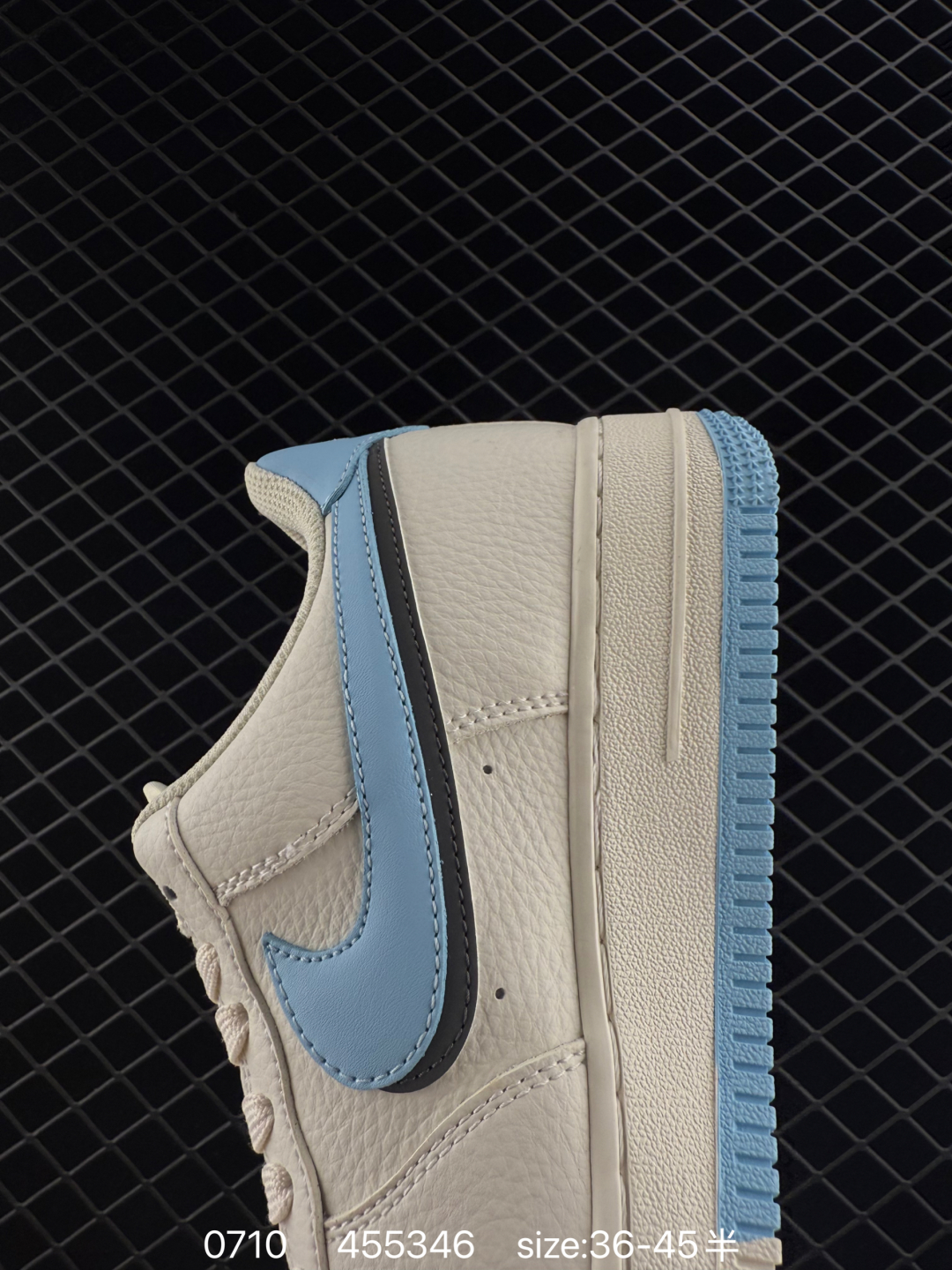 💰290
NK Air Force 1´07 Low 空军一号低帮百搭休闲运动板鞋 CS5288-027 柔软、弹性十足的缓震性能和出色的中底设计 横跨复古与现代的外型结合 造就出风靡全球 三十多年的Force 1 直到今天还深受青睐 实拍调校N版已经零色差零失真 百分百还原实物色彩所见即所得 不存在货不对板色差等低级问题 选购参考实物拍摄 不混卖不参货 只用心做好货严格选品 承诺混一赔十 SIZE:36 36.5 37.5 38 38.5 39 40 40.5 41 42 42.5 43 44 44.5 45
编码:455346