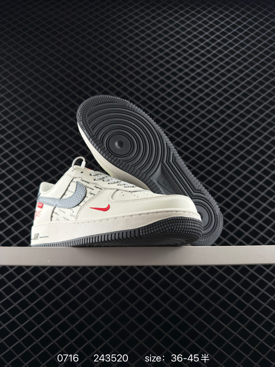 🈴💰198
Nike Air Force 1 Low 07 x The North Face 白蓝红双钩小钩
原楦头原纸板 打造纯正低帮空军版型
专注外贸渠道 全掌内置蜂窝气垫 
原盒配件 原厂中底钢印、拉帮完美 
官方货号：XS1958 503
Size：36 36.5 37.5 38 38.5 39 40 40.5 41 42 42.5 43 44 44.5 45
编码：243520