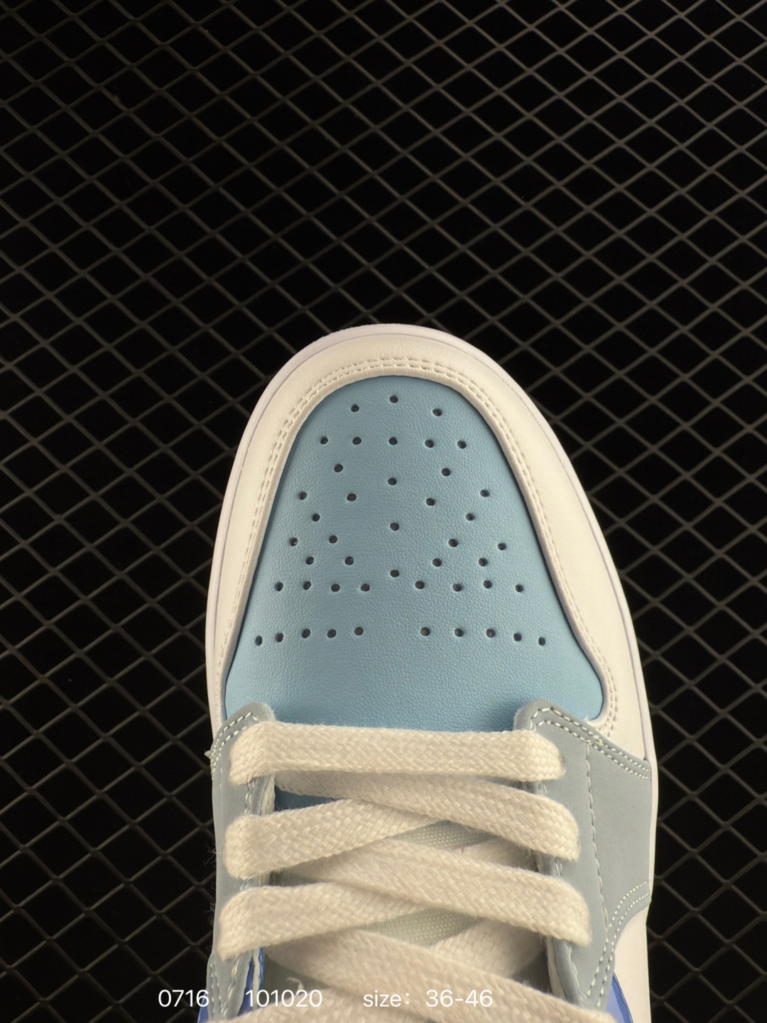 💰198
【】耐克 乔丹Air Jordan 1 Low AJ1 乔1 乔丹1代aj1 低帮复古文化休闲运动篮球鞋。从1985 年面世的元年款汲取设计灵感，采用简洁大方的经典外观，熟悉中带一抹新颖。此款运动鞋采用经典设计，可与不同风格轻松搭配，助你彰显出众风采。鞋底加入内嵌式 Air 缓震技术，营造轻盈缓震体验，天然皮革与合成材质组合鞋面经久耐穿，彰显优质风范。硬质橡胶外底，提供可驾驭多种地面的强劲抓地力。

货号：DM5443 666
码数：36 - 46
编码：101020