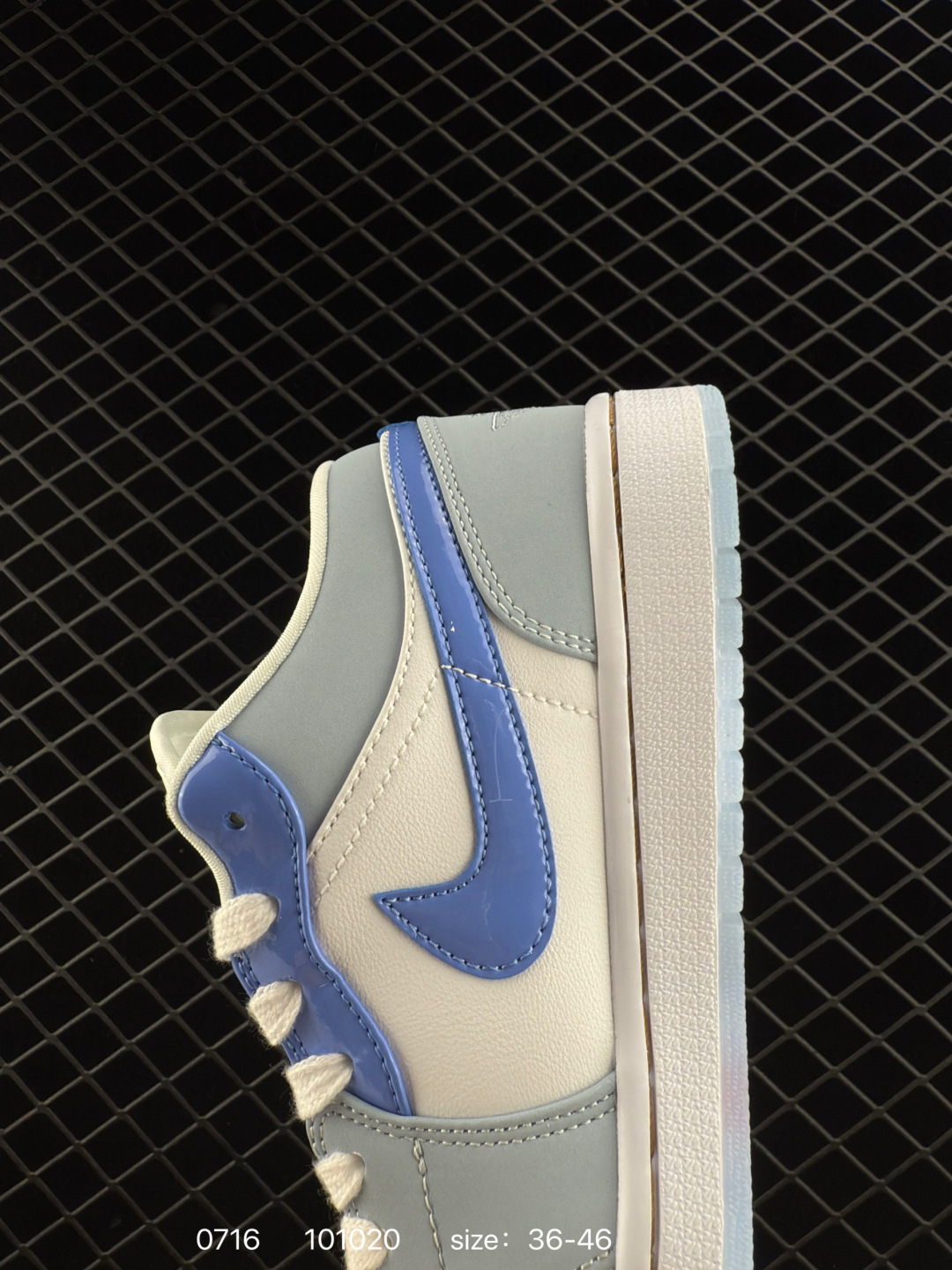 💰198
【】耐克 乔丹Air Jordan 1 Low AJ1 乔1 乔丹1代aj1 低帮复古文化休闲运动篮球鞋。从1985 年面世的元年款汲取设计灵感，采用简洁大方的经典外观，熟悉中带一抹新颖。此款运动鞋采用经典设计，可与不同风格轻松搭配，助你彰显出众风采。鞋底加入内嵌式 Air 缓震技术，营造轻盈缓震体验，天然皮革与合成材质组合鞋面经久耐穿，彰显优质风范。硬质橡胶外底，提供可驾驭多种地面的强劲抓地力。

货号：DM5443 666
码数：36 - 46
编码：101020