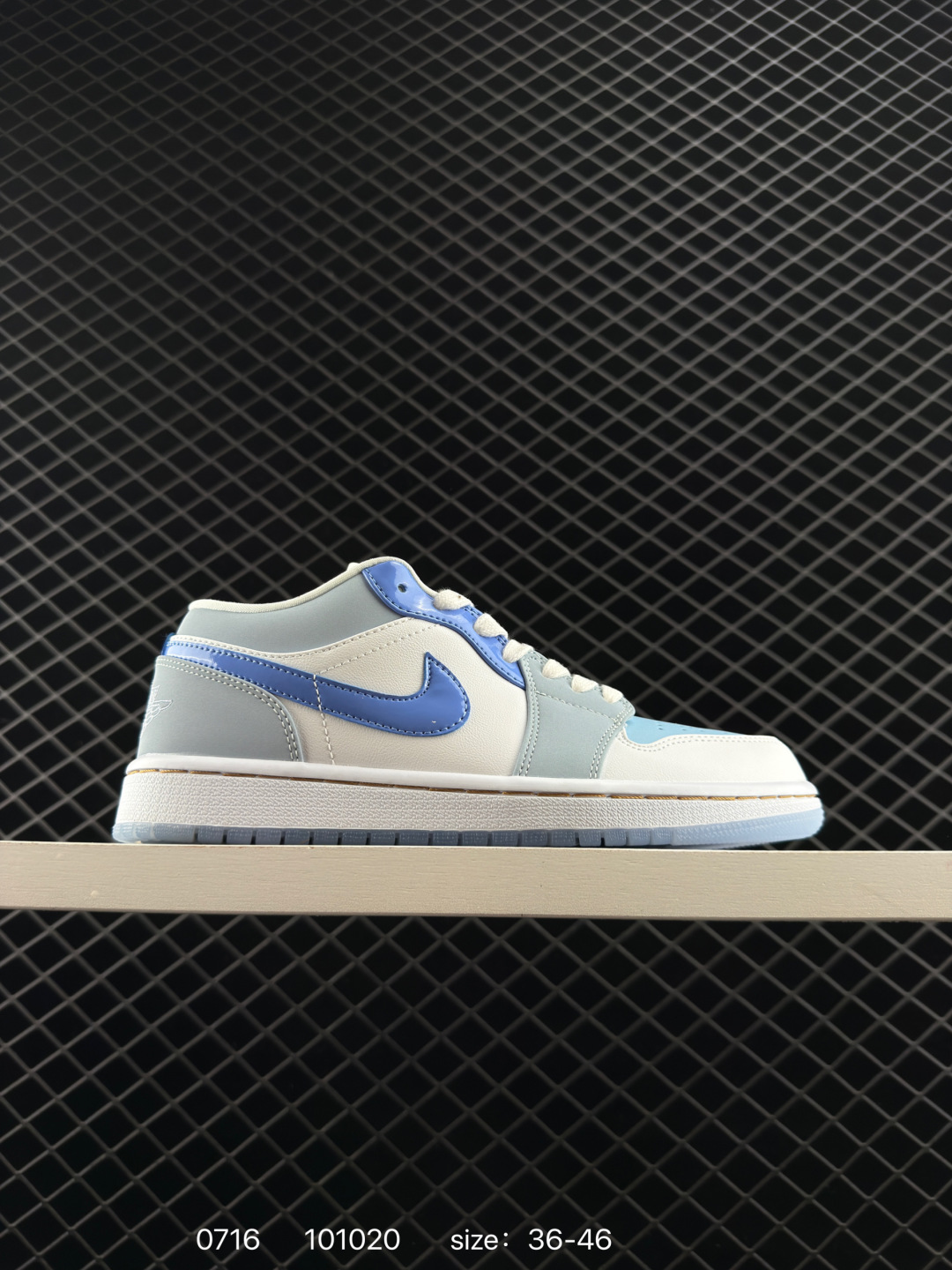 💰198
【】耐克 乔丹Air Jordan 1 Low AJ1 乔1 乔丹1代aj1 低帮复古文化休闲运动篮球鞋。从1985 年面世的元年款汲取设计灵感，采用简洁大方的经典外观，熟悉中带一抹新颖。此款运动鞋采用经典设计，可与不同风格轻松搭配，助你彰显出众风采。鞋底加入内嵌式 Air 缓震技术，营造轻盈缓震体验，天然皮革与合成材质组合鞋面经久耐穿，彰显优质风范。硬质橡胶外底，提供可驾驭多种地面的强劲抓地力。

货号：DM5443 666
码数：36 - 46
编码：101020
