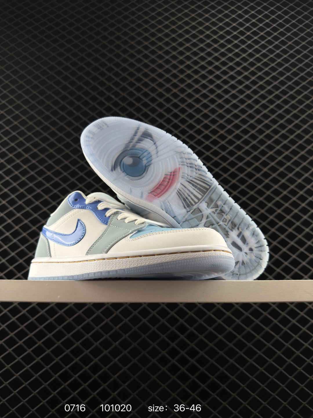 💰198
【】耐克 乔丹Air Jordan 1 Low AJ1 乔1 乔丹1代aj1 低帮复古文化休闲运动篮球鞋。从1985 年面世的元年款汲取设计灵感，采用简洁大方的经典外观，熟悉中带一抹新颖。此款运动鞋采用经典设计，可与不同风格轻松搭配，助你彰显出众风采。鞋底加入内嵌式 Air 缓震技术，营造轻盈缓震体验，天然皮革与合成材质组合鞋面经久耐穿，彰显优质风范。硬质橡胶外底，提供可驾驭多种地面的强劲抓地力。

货号：DM5443 666
码数：36 - 46
编码：101020