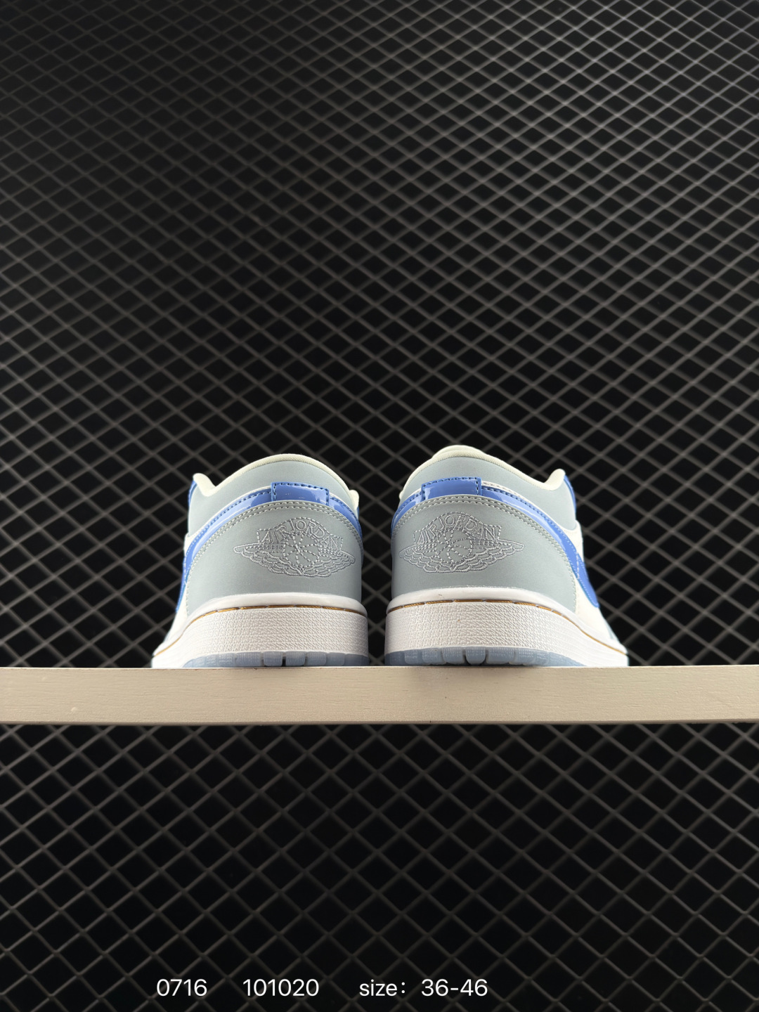 💰198
【】耐克 乔丹Air Jordan 1 Low AJ1 乔1 乔丹1代aj1 低帮复古文化休闲运动篮球鞋。从1985 年面世的元年款汲取设计灵感，采用简洁大方的经典外观，熟悉中带一抹新颖。此款运动鞋采用经典设计，可与不同风格轻松搭配，助你彰显出众风采。鞋底加入内嵌式 Air 缓震技术，营造轻盈缓震体验，天然皮革与合成材质组合鞋面经久耐穿，彰显优质风范。硬质橡胶外底，提供可驾驭多种地面的强劲抓地力。

货号：DM5443 666
码数：36 - 46
编码：101020