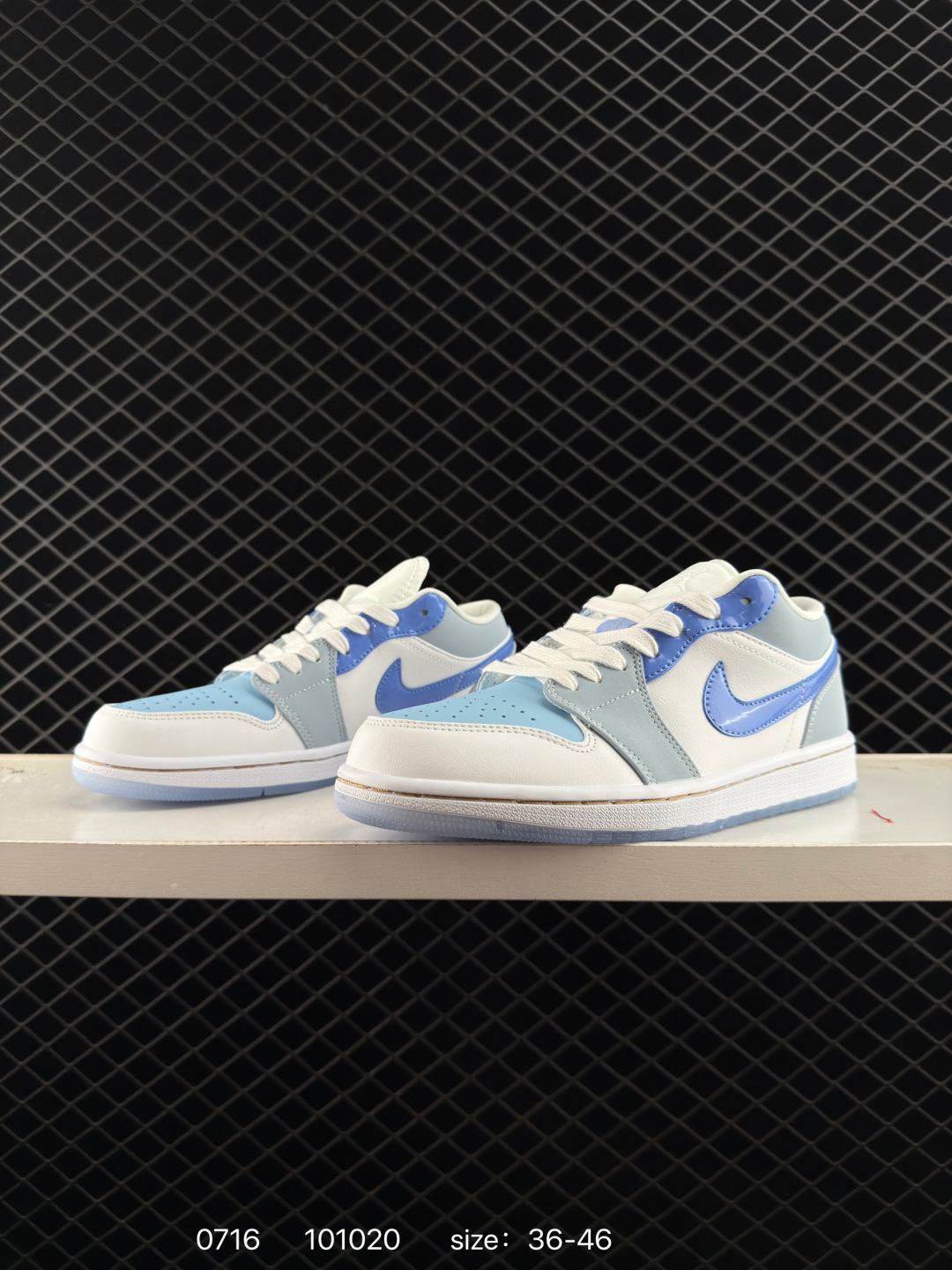 💰198
【】耐克 乔丹Air Jordan 1 Low AJ1 乔1 乔丹1代aj1 低帮复古文化休闲运动篮球鞋。从1985 年面世的元年款汲取设计灵感，采用简洁大方的经典外观，熟悉中带一抹新颖。此款运动鞋采用经典设计，可与不同风格轻松搭配，助你彰显出众风采。鞋底加入内嵌式 Air 缓震技术，营造轻盈缓震体验，天然皮革与合成材质组合鞋面经久耐穿，彰显优质风范。硬质橡胶外底，提供可驾驭多种地面的强劲抓地力。

货号：DM5443 666
码数：36 - 46
编码：101020