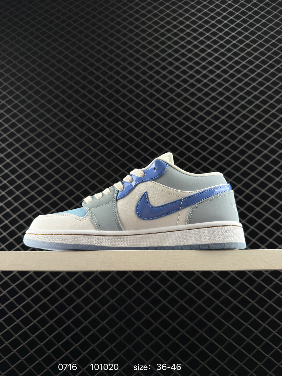 💰198
【】耐克 乔丹Air Jordan 1 Low AJ1 乔1 乔丹1代aj1 低帮复古文化休闲运动篮球鞋。从1985 年面世的元年款汲取设计灵感，采用简洁大方的经典外观，熟悉中带一抹新颖。此款运动鞋采用经典设计，可与不同风格轻松搭配，助你彰显出众风采。鞋底加入内嵌式 Air 缓震技术，营造轻盈缓震体验，天然皮革与合成材质组合鞋面经久耐穿，彰显优质风范。硬质橡胶外底，提供可驾驭多种地面的强劲抓地力。

货号：DM5443 666
码数：36 - 46
编码：101020