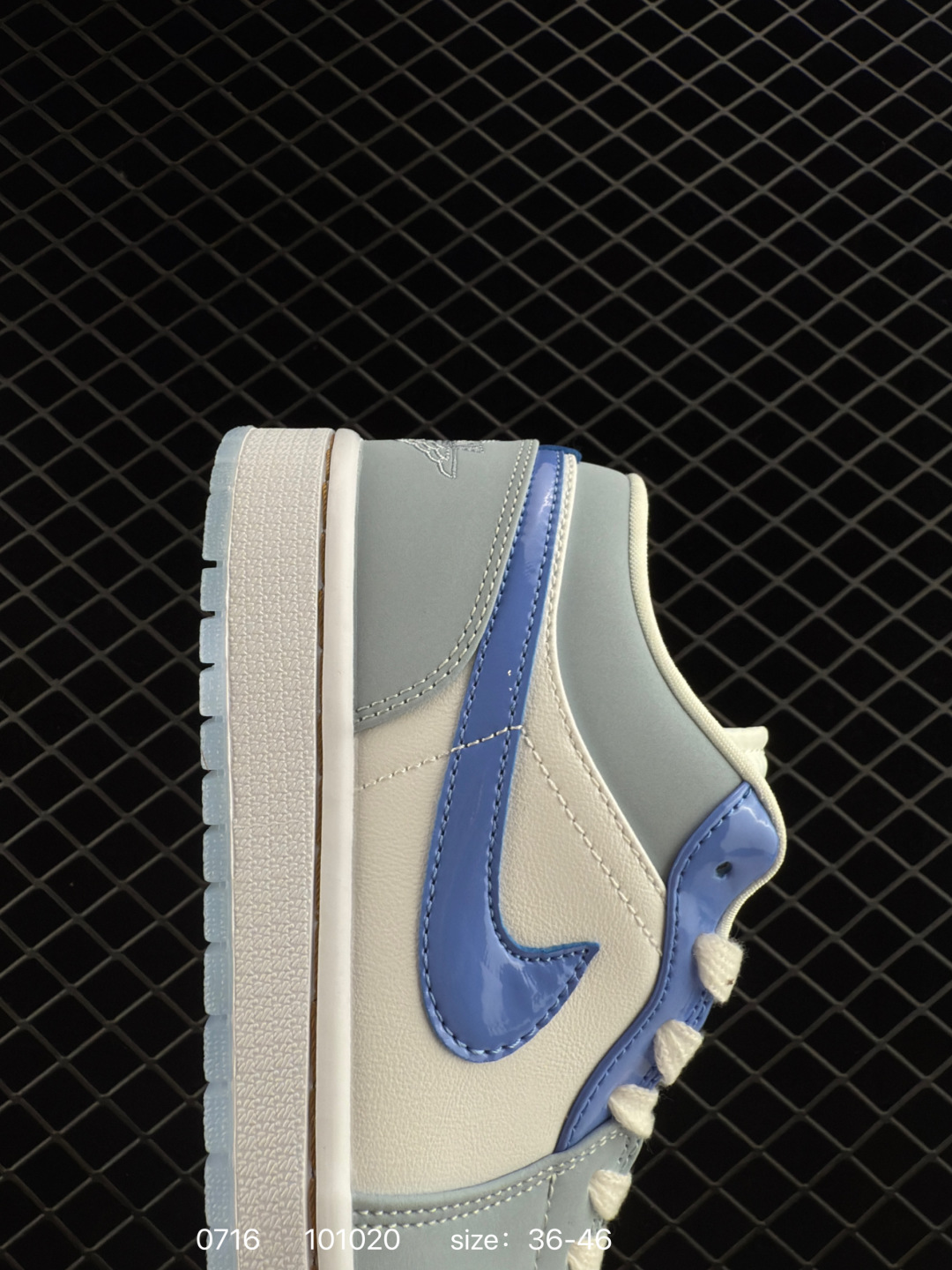 💰198
【】耐克 乔丹Air Jordan 1 Low AJ1 乔1 乔丹1代aj1 低帮复古文化休闲运动篮球鞋。从1985 年面世的元年款汲取设计灵感，采用简洁大方的经典外观，熟悉中带一抹新颖。此款运动鞋采用经典设计，可与不同风格轻松搭配，助你彰显出众风采。鞋底加入内嵌式 Air 缓震技术，营造轻盈缓震体验，天然皮革与合成材质组合鞋面经久耐穿，彰显优质风范。硬质橡胶外底，提供可驾驭多种地面的强劲抓地力。

货号：DM5443 666
码数：36 - 46
编码：101020