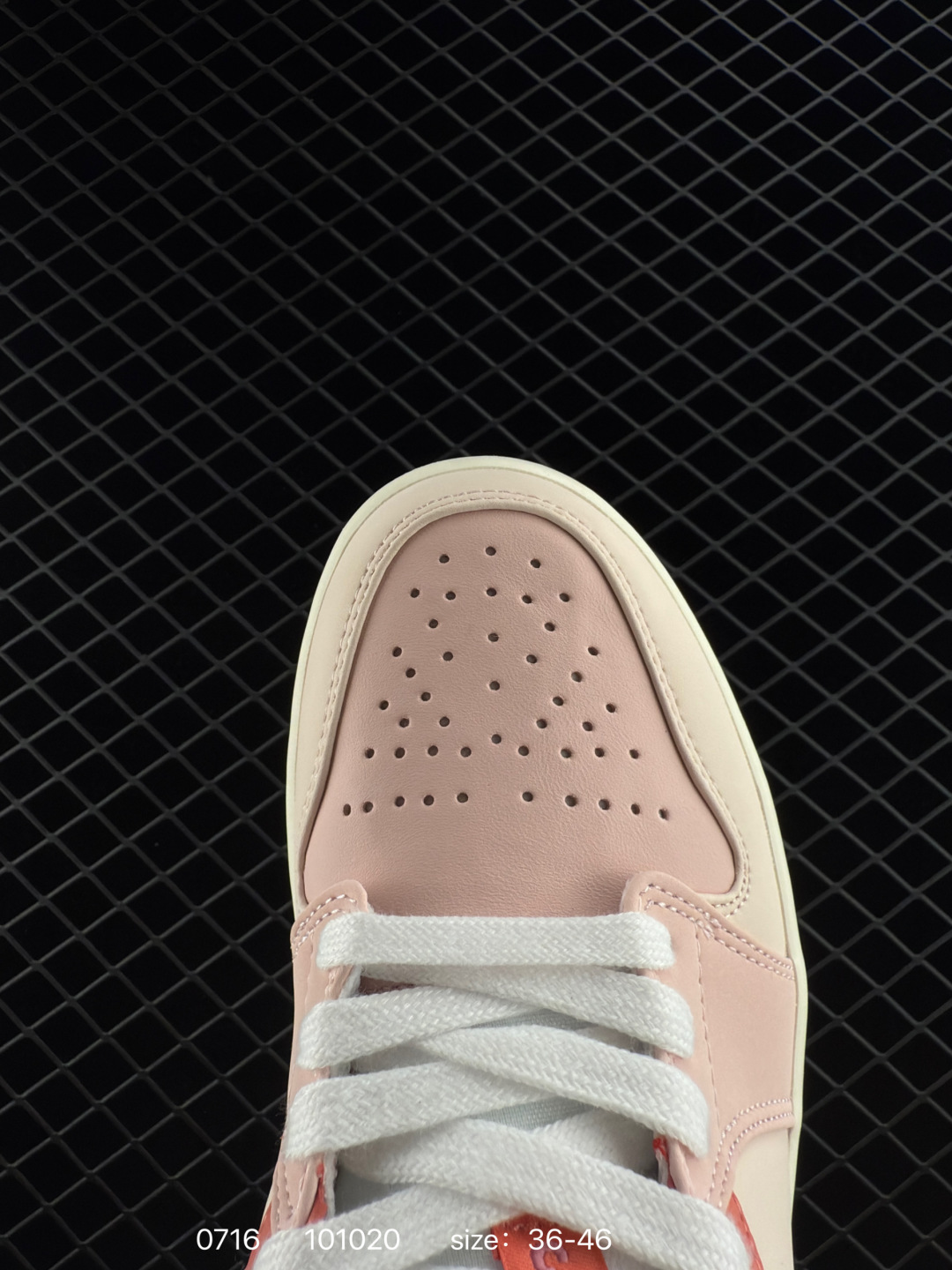 💰198
【】耐克 乔丹Air Jordan 1 Low AJ1 乔1 乔丹1代aj1 低帮复古文化休闲运动篮球鞋。从1985 年面世的元年款汲取设计灵感，采用简洁大方的经典外观，熟悉中带一抹新颖。此款运动鞋采用经典设计，可与不同风格轻松搭配，助你彰显出众风采。鞋底加入内嵌式 Air 缓震技术，营造轻盈缓震体验，天然皮革与合成材质组合鞋面经久耐穿，彰显优质风范。硬质橡胶外底，提供可驾驭多种地面的强劲抓地力。

货号：DM5443 666
码数：36 - 46
编码：101020