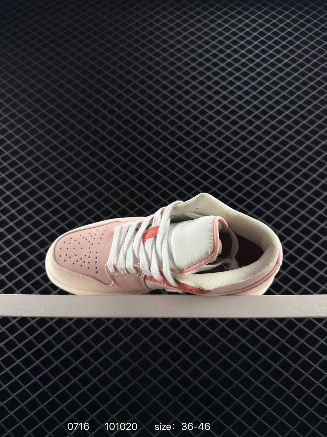 💰198
【】耐克 乔丹Air Jordan 1 Low AJ1 乔1 乔丹1代aj1 低帮复古文化休闲运动篮球鞋。从1985 年面世的元年款汲取设计灵感，采用简洁大方的经典外观，熟悉中带一抹新颖。此款运动鞋采用经典设计，可与不同风格轻松搭配，助你彰显出众风采。鞋底加入内嵌式 Air 缓震技术，营造轻盈缓震体验，天然皮革与合成材质组合鞋面经久耐穿，彰显优质风范。硬质橡胶外底，提供可驾驭多种地面的强劲抓地力。

货号：DM5443 666
码数：36 - 46
编码：101020