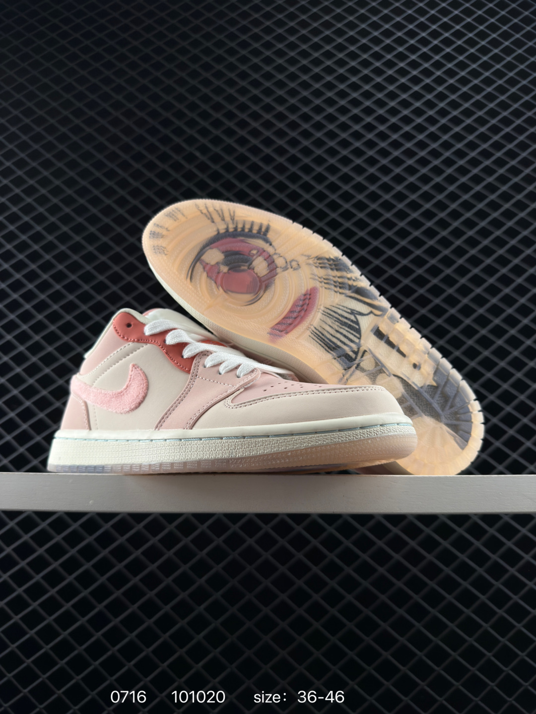 💰198
【】耐克 乔丹Air Jordan 1 Low AJ1 乔1 乔丹1代aj1 低帮复古文化休闲运动篮球鞋。从1985 年面世的元年款汲取设计灵感，采用简洁大方的经典外观，熟悉中带一抹新颖。此款运动鞋采用经典设计，可与不同风格轻松搭配，助你彰显出众风采。鞋底加入内嵌式 Air 缓震技术，营造轻盈缓震体验，天然皮革与合成材质组合鞋面经久耐穿，彰显优质风范。硬质橡胶外底，提供可驾驭多种地面的强劲抓地力。

货号：DM5443 666
码数：36 - 46
编码：101020