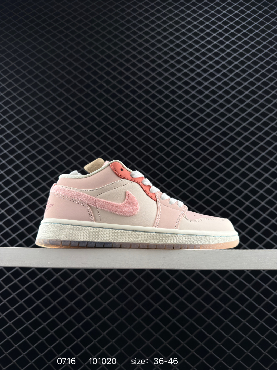 💰198
【】耐克 乔丹Air Jordan 1 Low AJ1 乔1 乔丹1代aj1 低帮复古文化休闲运动篮球鞋。从1985 年面世的元年款汲取设计灵感，采用简洁大方的经典外观，熟悉中带一抹新颖。此款运动鞋采用经典设计，可与不同风格轻松搭配，助你彰显出众风采。鞋底加入内嵌式 Air 缓震技术，营造轻盈缓震体验，天然皮革与合成材质组合鞋面经久耐穿，彰显优质风范。硬质橡胶外底，提供可驾驭多种地面的强劲抓地力。

货号：DM5443 666
码数：36 - 46
编码：101020