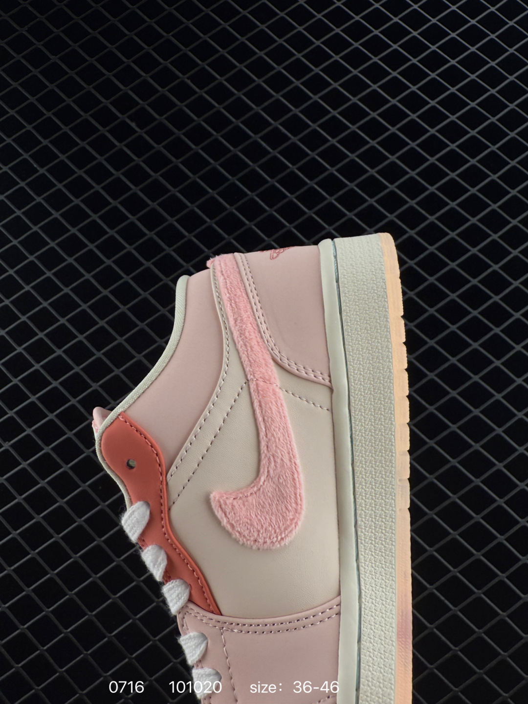 💰198
【】耐克 乔丹Air Jordan 1 Low AJ1 乔1 乔丹1代aj1 低帮复古文化休闲运动篮球鞋。从1985 年面世的元年款汲取设计灵感，采用简洁大方的经典外观，熟悉中带一抹新颖。此款运动鞋采用经典设计，可与不同风格轻松搭配，助你彰显出众风采。鞋底加入内嵌式 Air 缓震技术，营造轻盈缓震体验，天然皮革与合成材质组合鞋面经久耐穿，彰显优质风范。硬质橡胶外底，提供可驾驭多种地面的强劲抓地力。

货号：DM5443 666
码数：36 - 46
编码：101020