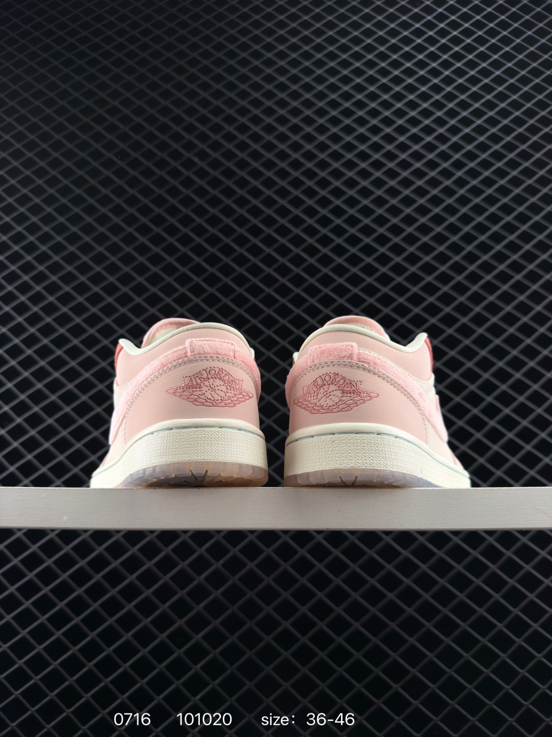 💰198
【】耐克 乔丹Air Jordan 1 Low AJ1 乔1 乔丹1代aj1 低帮复古文化休闲运动篮球鞋。从1985 年面世的元年款汲取设计灵感，采用简洁大方的经典外观，熟悉中带一抹新颖。此款运动鞋采用经典设计，可与不同风格轻松搭配，助你彰显出众风采。鞋底加入内嵌式 Air 缓震技术，营造轻盈缓震体验，天然皮革与合成材质组合鞋面经久耐穿，彰显优质风范。硬质橡胶外底，提供可驾驭多种地面的强劲抓地力。

货号：DM5443 666
码数：36 - 46
编码：101020