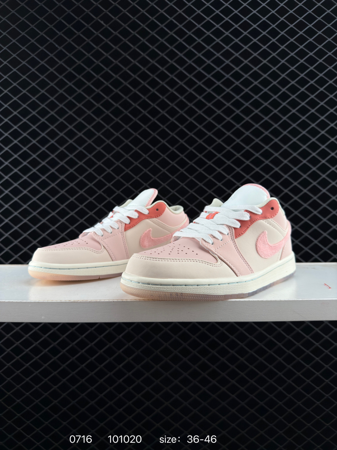 💰198
【】耐克 乔丹Air Jordan 1 Low AJ1 乔1 乔丹1代aj1 低帮复古文化休闲运动篮球鞋。从1985 年面世的元年款汲取设计灵感，采用简洁大方的经典外观，熟悉中带一抹新颖。此款运动鞋采用经典设计，可与不同风格轻松搭配，助你彰显出众风采。鞋底加入内嵌式 Air 缓震技术，营造轻盈缓震体验，天然皮革与合成材质组合鞋面经久耐穿，彰显优质风范。硬质橡胶外底，提供可驾驭多种地面的强劲抓地力。

货号：DM5443 666
码数：36 - 46
编码：101020