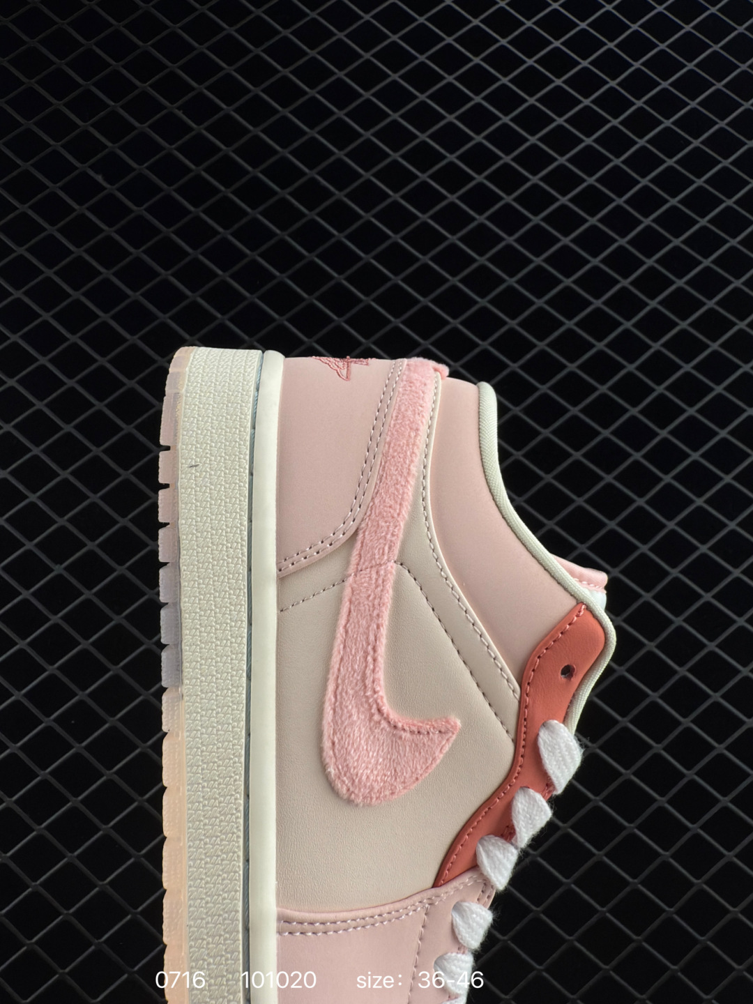 💰198
【】耐克 乔丹Air Jordan 1 Low AJ1 乔1 乔丹1代aj1 低帮复古文化休闲运动篮球鞋。从1985 年面世的元年款汲取设计灵感，采用简洁大方的经典外观，熟悉中带一抹新颖。此款运动鞋采用经典设计，可与不同风格轻松搭配，助你彰显出众风采。鞋底加入内嵌式 Air 缓震技术，营造轻盈缓震体验，天然皮革与合成材质组合鞋面经久耐穿，彰显优质风范。硬质橡胶外底，提供可驾驭多种地面的强劲抓地力。

货号：DM5443 666
码数：36 - 46
编码：101020