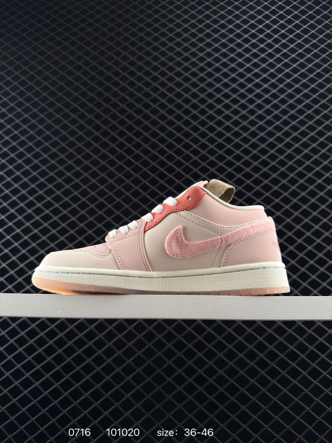 💰198
【】耐克 乔丹Air Jordan 1 Low AJ1 乔1 乔丹1代aj1 低帮复古文化休闲运动篮球鞋。从1985 年面世的元年款汲取设计灵感，采用简洁大方的经典外观，熟悉中带一抹新颖。此款运动鞋采用经典设计，可与不同风格轻松搭配，助你彰显出众风采。鞋底加入内嵌式 Air 缓震技术，营造轻盈缓震体验，天然皮革与合成材质组合鞋面经久耐穿，彰显优质风范。硬质橡胶外底，提供可驾驭多种地面的强劲抓地力。

货号：DM5443 666
码数：36 - 46
编码：101020
