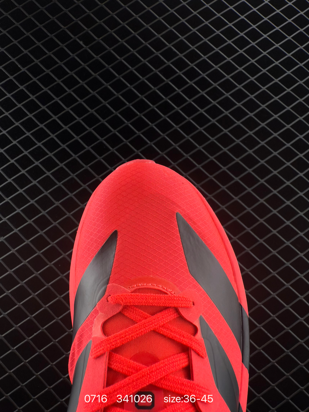 💰230
adidas Adizero Evo SL 
阿迪超轻透气缓震跑鞋，以令人难以置信的138克重量，刷新了跑鞋轻量化的记录，阿迪在材料科学和工艺技术上的深厚积累。
全新鞋款采用Lightweight Upper材料，让穿着者几乎能够体验到一种”裸足“的感觉。
货号JP7249
尺码: 如图
编码：341026

