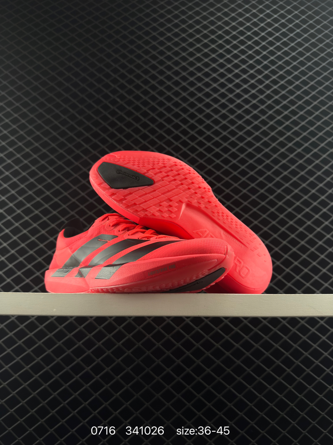💰230
adidas Adizero Evo SL 
阿迪超轻透气缓震跑鞋，以令人难以置信的138克重量，刷新了跑鞋轻量化的记录，阿迪在材料科学和工艺技术上的深厚积累。
全新鞋款采用Lightweight Upper材料，让穿着者几乎能够体验到一种”裸足“的感觉。
货号JP7249
尺码: 如图
编码：341026
