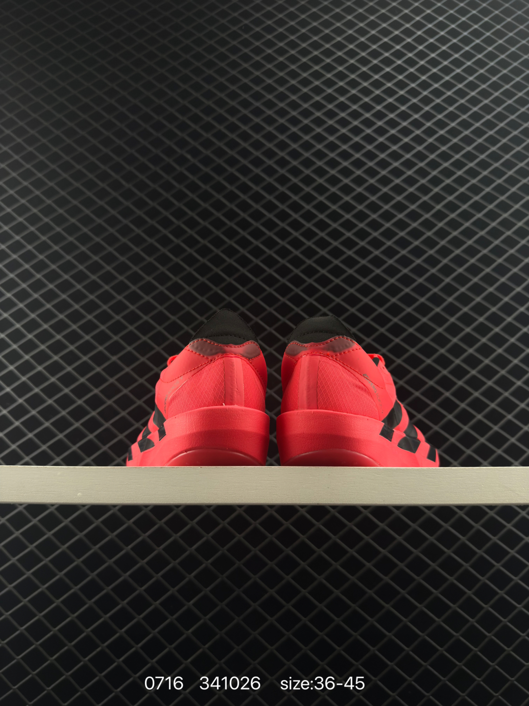 💰230
adidas Adizero Evo SL 
阿迪超轻透气缓震跑鞋，以令人难以置信的138克重量，刷新了跑鞋轻量化的记录，阿迪在材料科学和工艺技术上的深厚积累。
全新鞋款采用Lightweight Upper材料，让穿着者几乎能够体验到一种”裸足“的感觉。
货号JP7249
尺码: 如图
编码：341026
