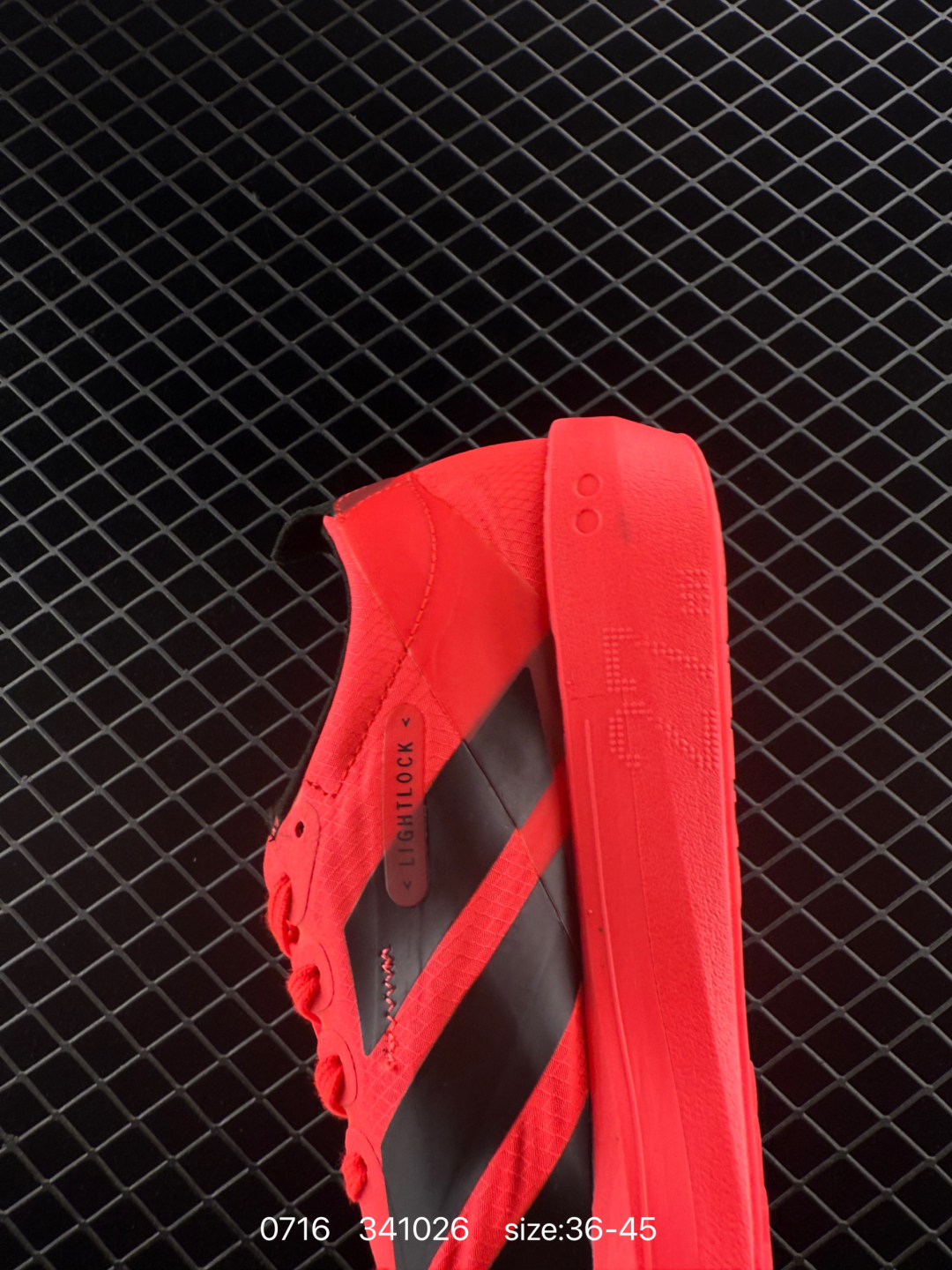 💰230
adidas Adizero Evo SL 
阿迪超轻透气缓震跑鞋，以令人难以置信的138克重量，刷新了跑鞋轻量化的记录，阿迪在材料科学和工艺技术上的深厚积累。
全新鞋款采用Lightweight Upper材料，让穿着者几乎能够体验到一种”裸足“的感觉。
货号JP7249
尺码: 如图
编码：341026
