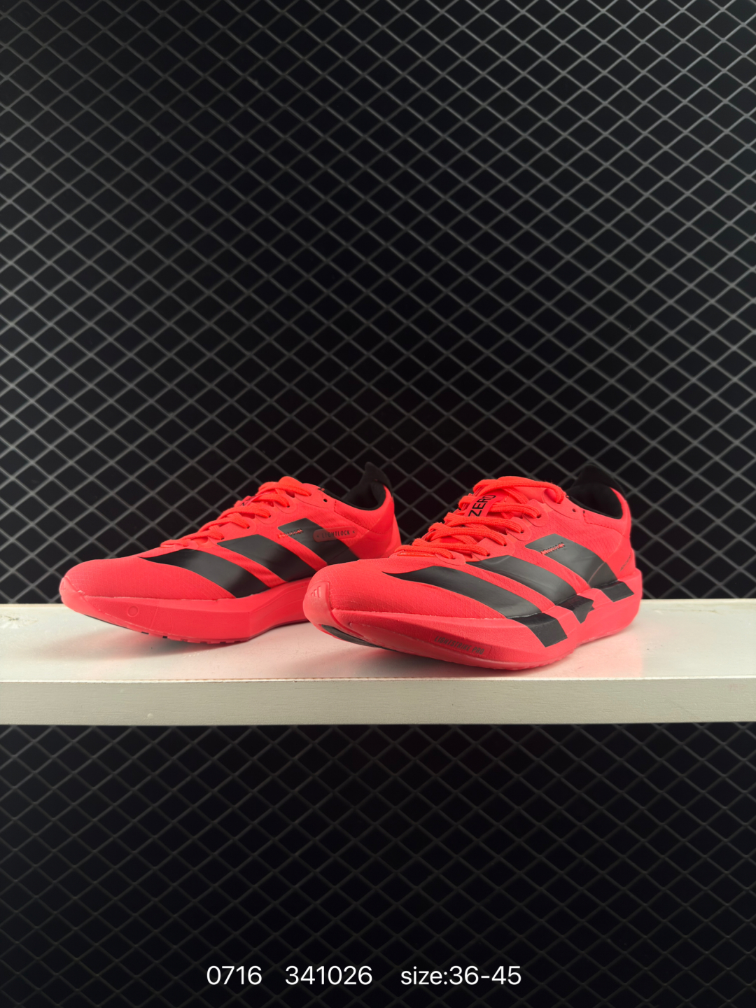 💰230
adidas Adizero Evo SL 
阿迪超轻透气缓震跑鞋，以令人难以置信的138克重量，刷新了跑鞋轻量化的记录，阿迪在材料科学和工艺技术上的深厚积累。
全新鞋款采用Lightweight Upper材料，让穿着者几乎能够体验到一种”裸足“的感觉。
货号JP7249
尺码: 如图
编码：341026
