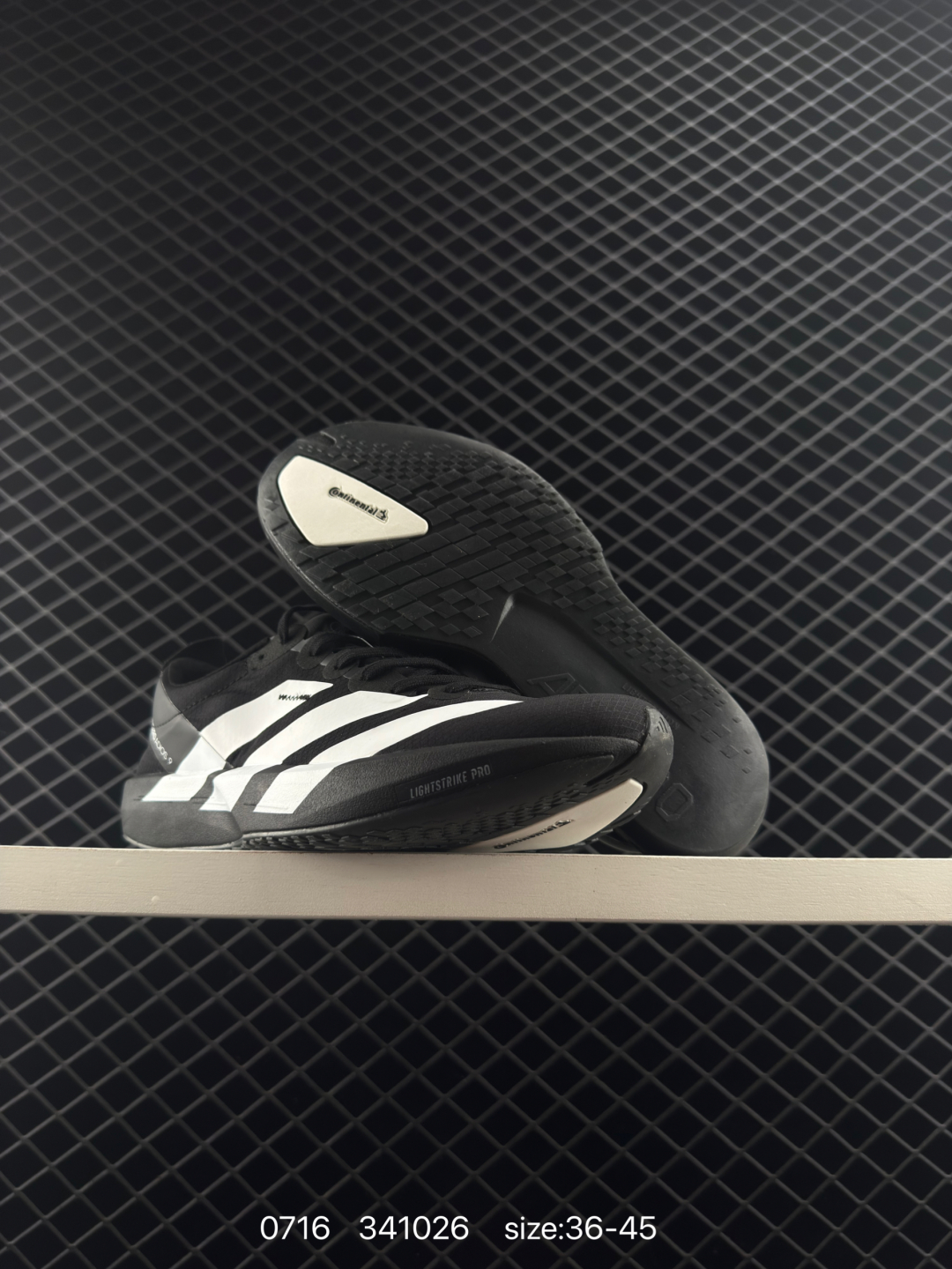 💰230
adidas Adizero Evo SL 
阿迪超轻透气缓震跑鞋，以令人难以置信的138克重量，刷新了跑鞋轻量化的记录，阿迪在材料科学和工艺技术上的深厚积累。
全新鞋款采用Lightweight Upper材料，让穿着者几乎能够体验到一种”裸足“的感觉。
货号JP7249
尺码: 如图
编码：341026
