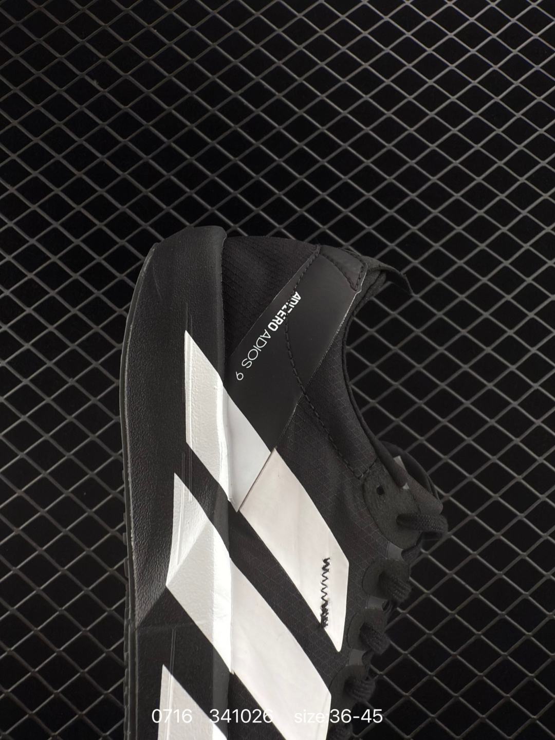 💰230
adidas Adizero Evo SL 
阿迪超轻透气缓震跑鞋，以令人难以置信的138克重量，刷新了跑鞋轻量化的记录，阿迪在材料科学和工艺技术上的深厚积累。
全新鞋款采用Lightweight Upper材料，让穿着者几乎能够体验到一种”裸足“的感觉。
货号JP7249
尺码: 如图
编码：341026
