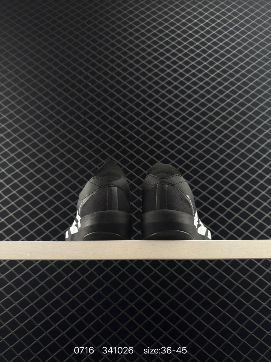 💰230
adidas Adizero Evo SL 
阿迪超轻透气缓震跑鞋，以令人难以置信的138克重量，刷新了跑鞋轻量化的记录，阿迪在材料科学和工艺技术上的深厚积累。
全新鞋款采用Lightweight Upper材料，让穿着者几乎能够体验到一种”裸足“的感觉。
货号JP7249
尺码: 如图
编码：341026
