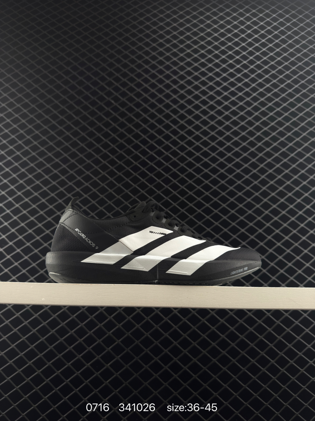 💰230
adidas Adizero Evo SL 
阿迪超轻透气缓震跑鞋，以令人难以置信的138克重量，刷新了跑鞋轻量化的记录，阿迪在材料科学和工艺技术上的深厚积累。
全新鞋款采用Lightweight Upper材料，让穿着者几乎能够体验到一种”裸足“的感觉。
货号JP7249
尺码: 如图
编码：341026
