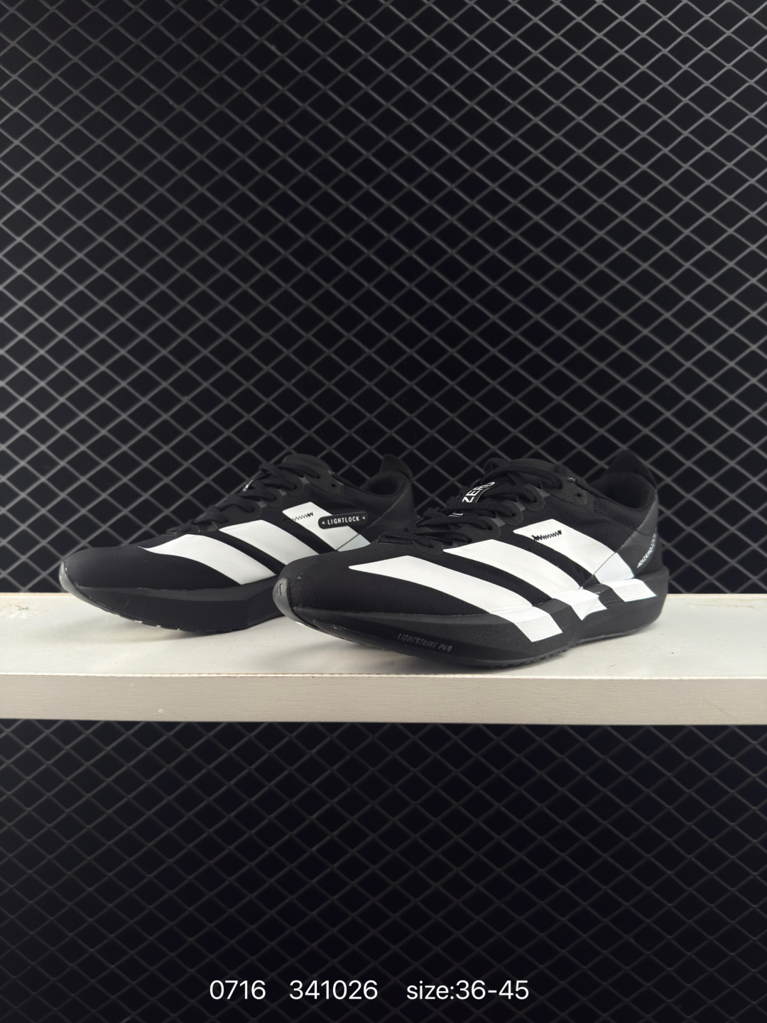 💰230
adidas Adizero Evo SL 
阿迪超轻透气缓震跑鞋，以令人难以置信的138克重量，刷新了跑鞋轻量化的记录，阿迪在材料科学和工艺技术上的深厚积累。
全新鞋款采用Lightweight Upper材料，让穿着者几乎能够体验到一种”裸足“的感觉。
货号JP7249
尺码: 如图
编码：341026
