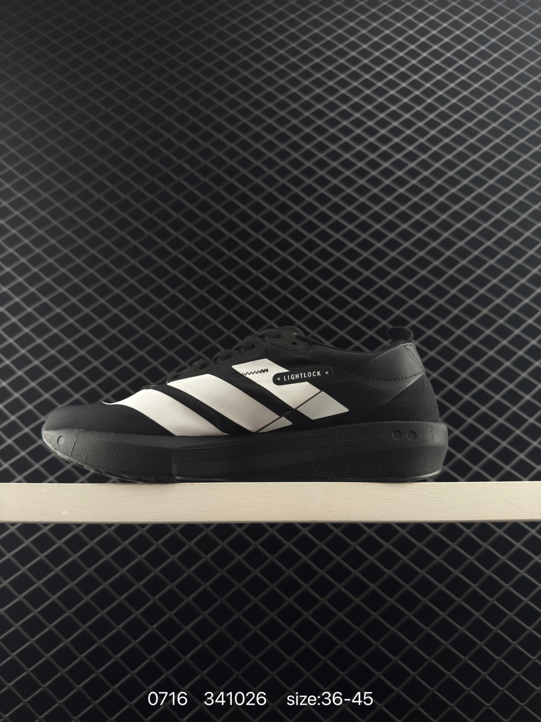 💰230
adidas Adizero Evo SL 
阿迪超轻透气缓震跑鞋，以令人难以置信的138克重量，刷新了跑鞋轻量化的记录，阿迪在材料科学和工艺技术上的深厚积累。
全新鞋款采用Lightweight Upper材料，让穿着者几乎能够体验到一种”裸足“的感觉。
货号JP7249
尺码: 如图
编码：341026

