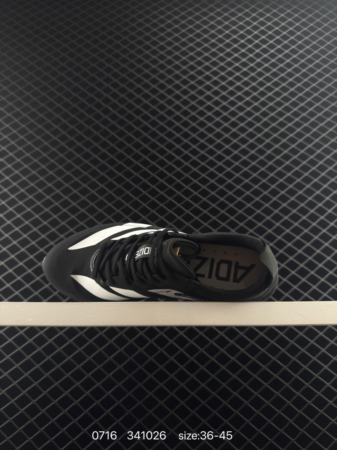 💰230
adidas Adizero Evo SL 
阿迪超轻透气缓震跑鞋，以令人难以置信的138克重量，刷新了跑鞋轻量化的记录，阿迪在材料科学和工艺技术上的深厚积累。
全新鞋款采用Lightweight Upper材料，让穿着者几乎能够体验到一种”裸足“的感觉。
货号JP7249
尺码: 如图
编码：341026
