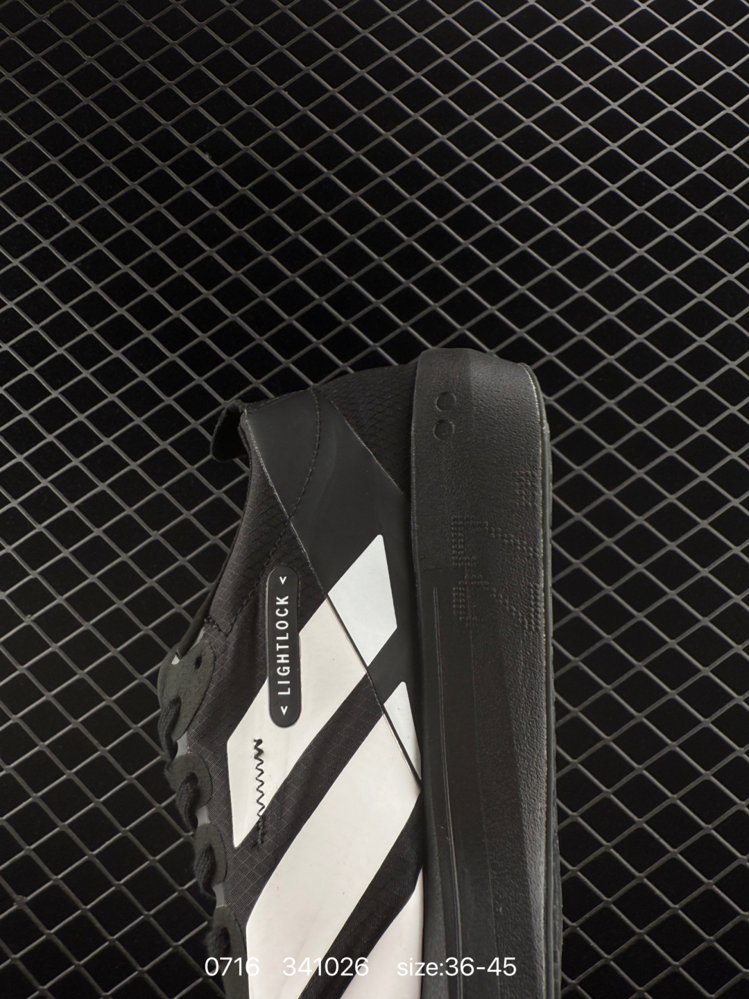 💰230
adidas Adizero Evo SL 
阿迪超轻透气缓震跑鞋，以令人难以置信的138克重量，刷新了跑鞋轻量化的记录，阿迪在材料科学和工艺技术上的深厚积累。
全新鞋款采用Lightweight Upper材料，让穿着者几乎能够体验到一种”裸足“的感觉。
货号JP7249
尺码: 如图
编码：341026
