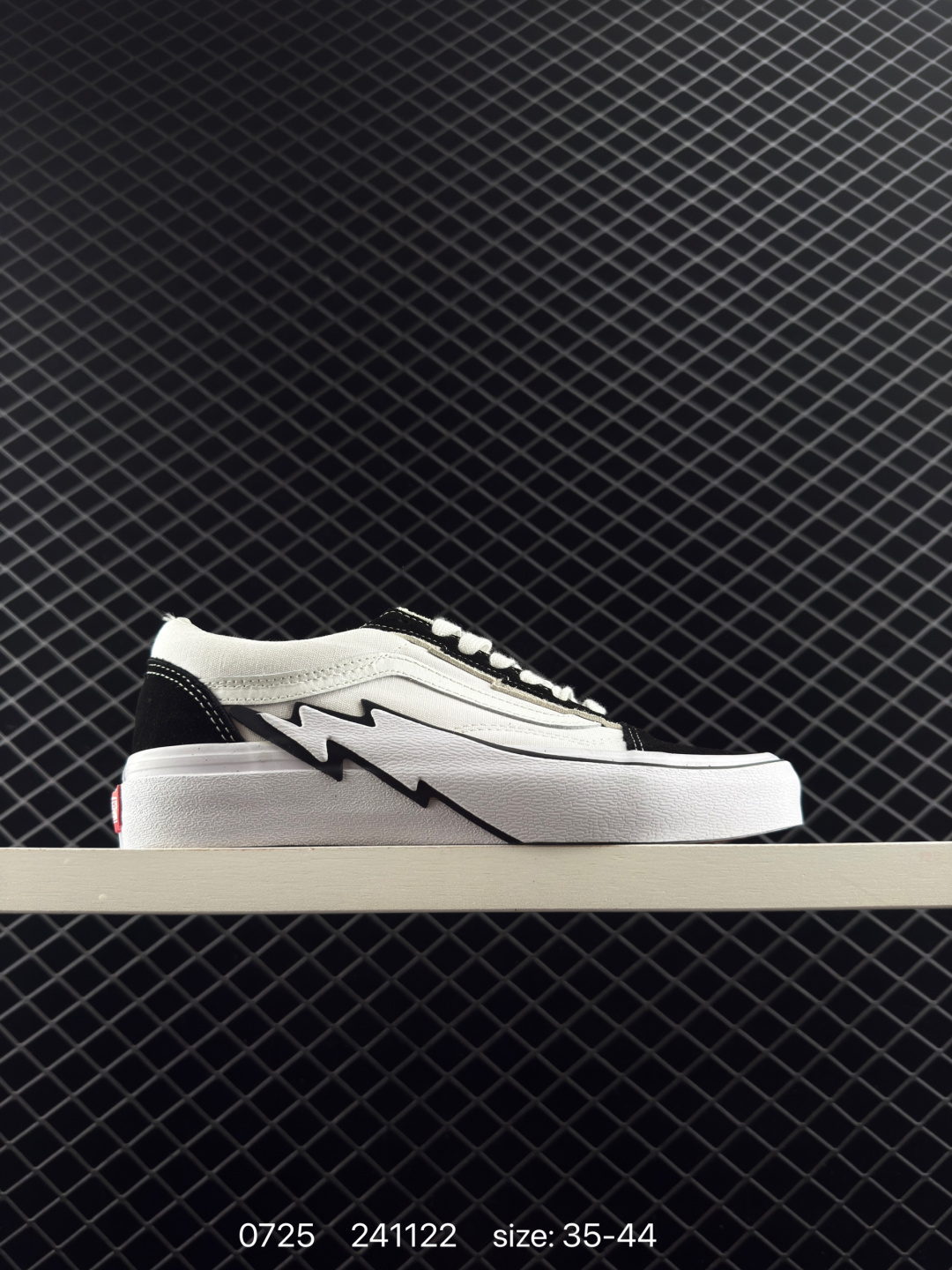 💰230 原厂原盒原模。万斯 官方旗舰店VANS HI 黑翻毛皮低帮闪电休闲男女滑板鞋 
工艺：硫化1:1（重量1:1、真标、原钢印、材质标、鞋型标、合格证）
🌵Size：35-44
编码241122