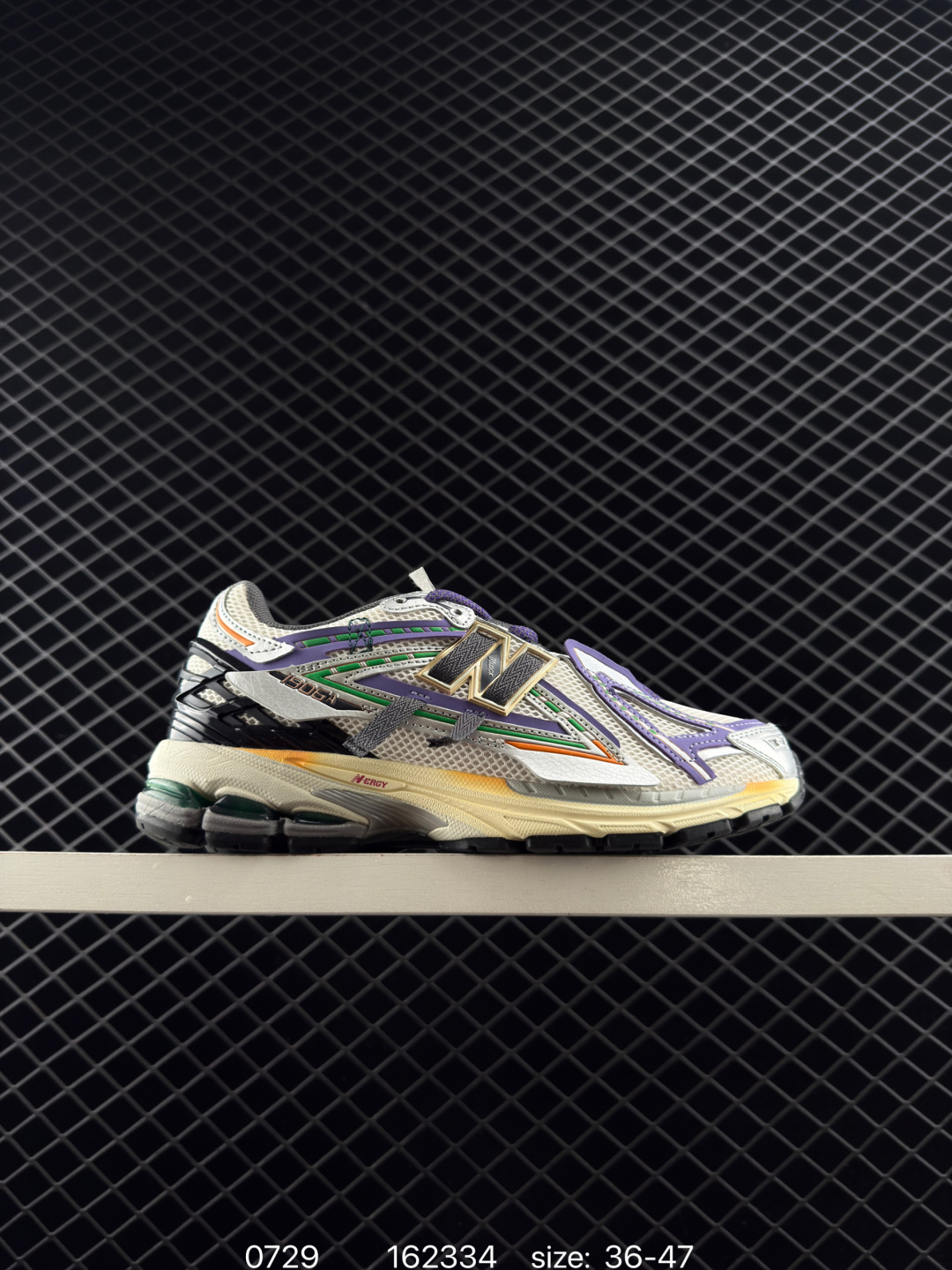 【公司级】新百伦 New Balance M1906系列 复古运动鞋单品宝藏老爹鞋款.作为NB最经典的档案鞋型之一,与2002一样,1906有着NB最成熟的技术加持和复古款式,而本次推出的版本参照2002r的定位,相信会在性价两端做出权衡.单从造型上来看,依旧是vibe风格,味道很正,细节也很酷,这双1906r无疑必能打入复古跑鞋爱好者的年度鞋款名录. 货号:M1906RCF 编码:162334