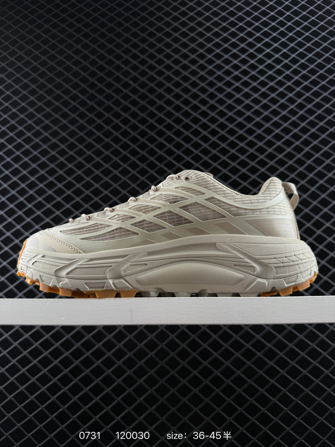 💰260
HOKA ONE ONE Mafate Three 2 男女子跑步鞋 越野跑新配色！采用 Mafate Speed 2 缓冲性良好的底部单元，搭载有快速系带系统、模压 EVA 中底和 Vibram megragrip 外底。应用透气网布制成，同时搭配同色系热熔覆盖层。同时，Mafate THREE2 还融合了 HOKA 两代经典标志的特征，最终呈现既展现了外观的复古性，又彰显了适合全地形的现代构造。
货号：1172370
尺码：36～45半
编码：120030