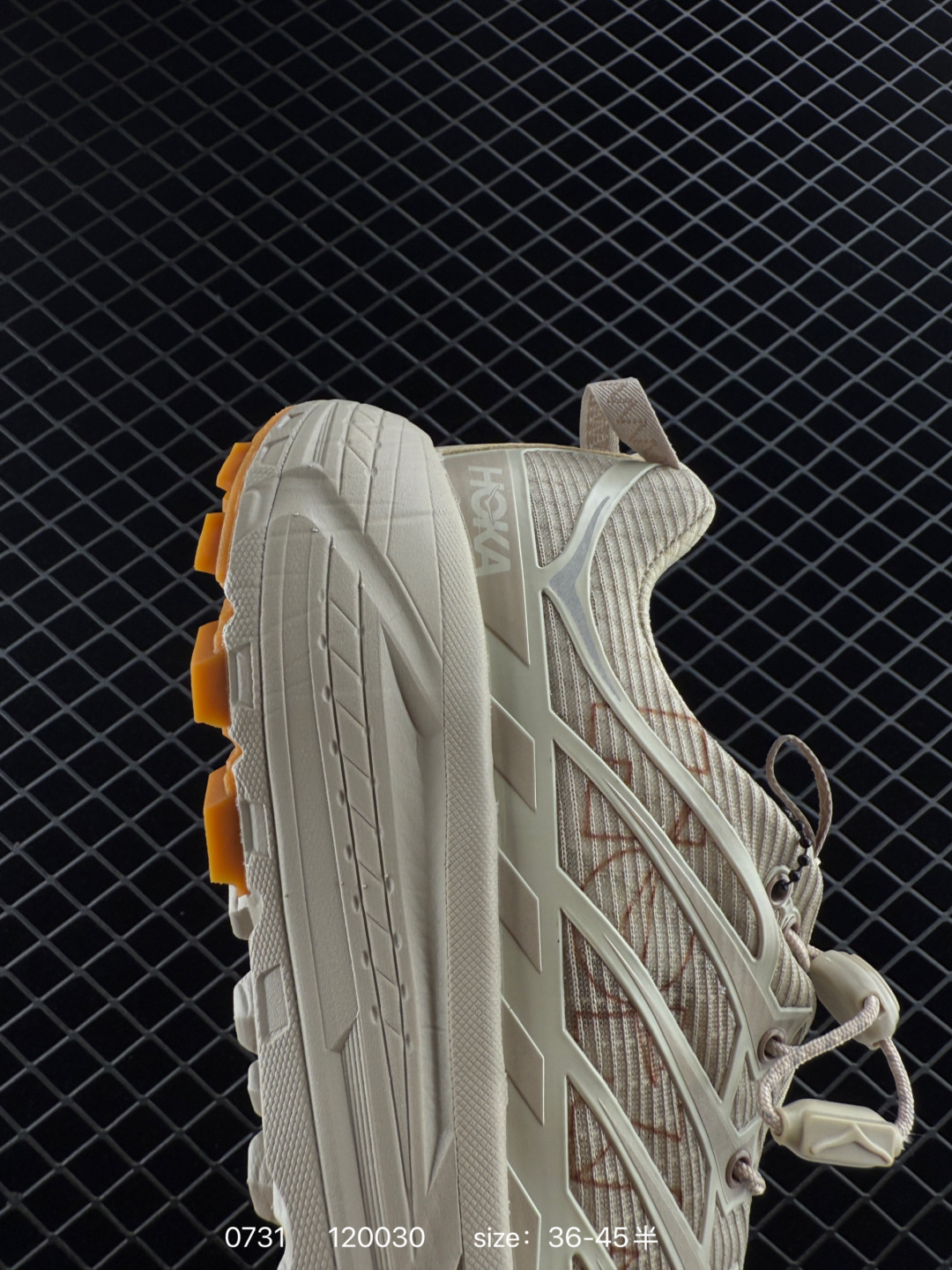 💰260
HOKA ONE ONE Mafate Three 2 男女子跑步鞋 越野跑新配色！采用 Mafate Speed 2 缓冲性良好的底部单元，搭载有快速系带系统、模压 EVA 中底和 Vibram megragrip 外底。应用透气网布制成，同时搭配同色系热熔覆盖层。同时，Mafate THREE2 还融合了 HOKA 两代经典标志的特征，最终呈现既展现了外观的复古性，又彰显了适合全地形的现代构造。
货号：1172370
尺码：36～45半
编码：120030