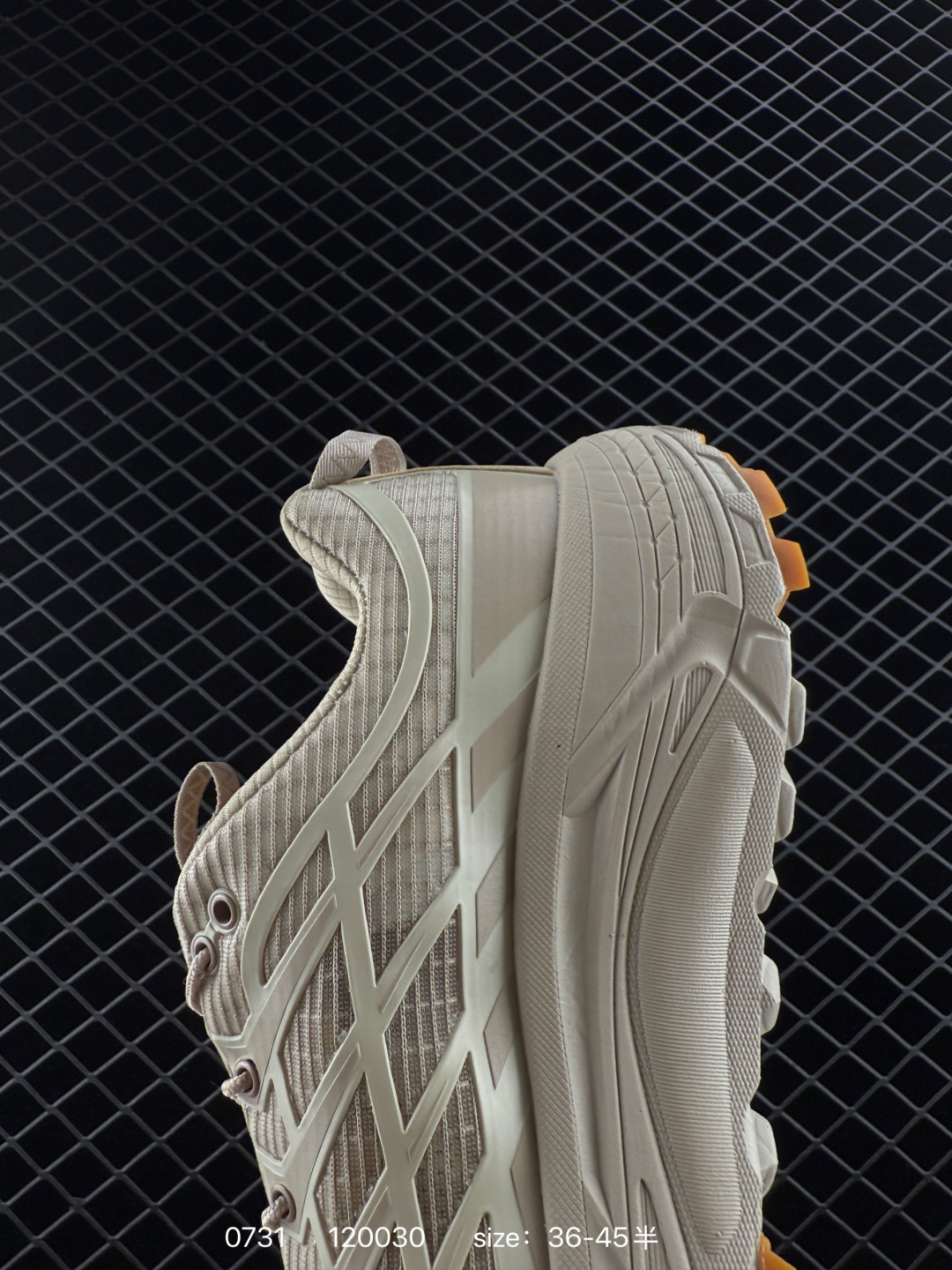 💰260
HOKA ONE ONE Mafate Three 2 男女子跑步鞋 越野跑新配色！采用 Mafate Speed 2 缓冲性良好的底部单元，搭载有快速系带系统、模压 EVA 中底和 Vibram megragrip 外底。应用透气网布制成，同时搭配同色系热熔覆盖层。同时，Mafate THREE2 还融合了 HOKA 两代经典标志的特征，最终呈现既展现了外观的复古性，又彰显了适合全地形的现代构造。
货号：1172370
尺码：36～45半
编码：120030